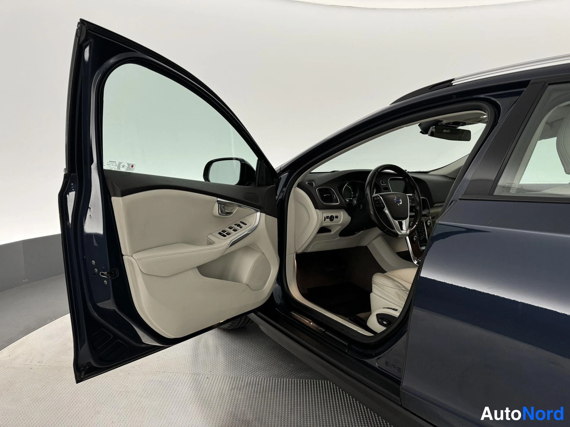 Sininen Volvo V40 Cross Country 2014, ohjaamo, kuva 15