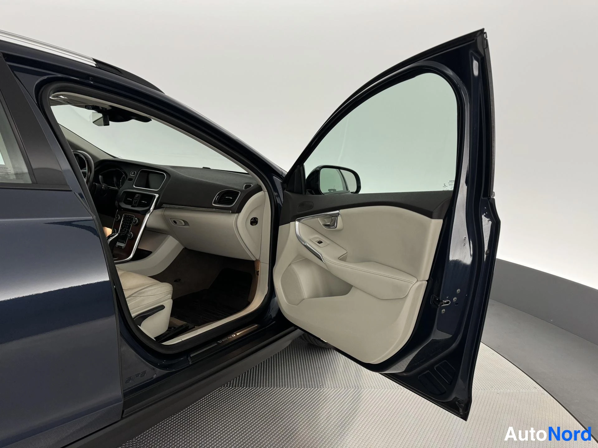 Sininen Volvo V40 Cross Country 2014, ohjaamo, kuva 16