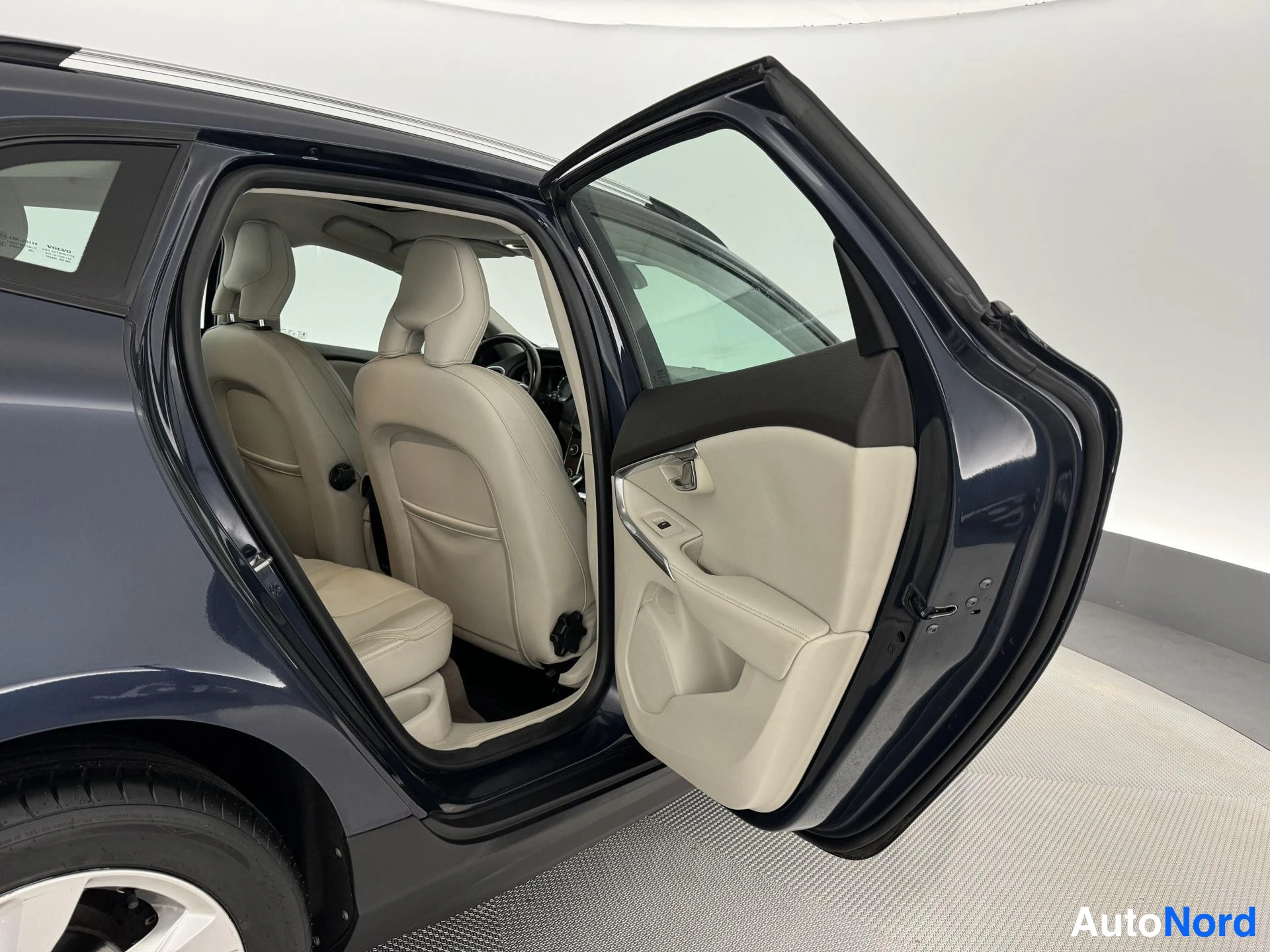 Sininen Volvo V40 Cross Country 2014, sivulta, kuva 5