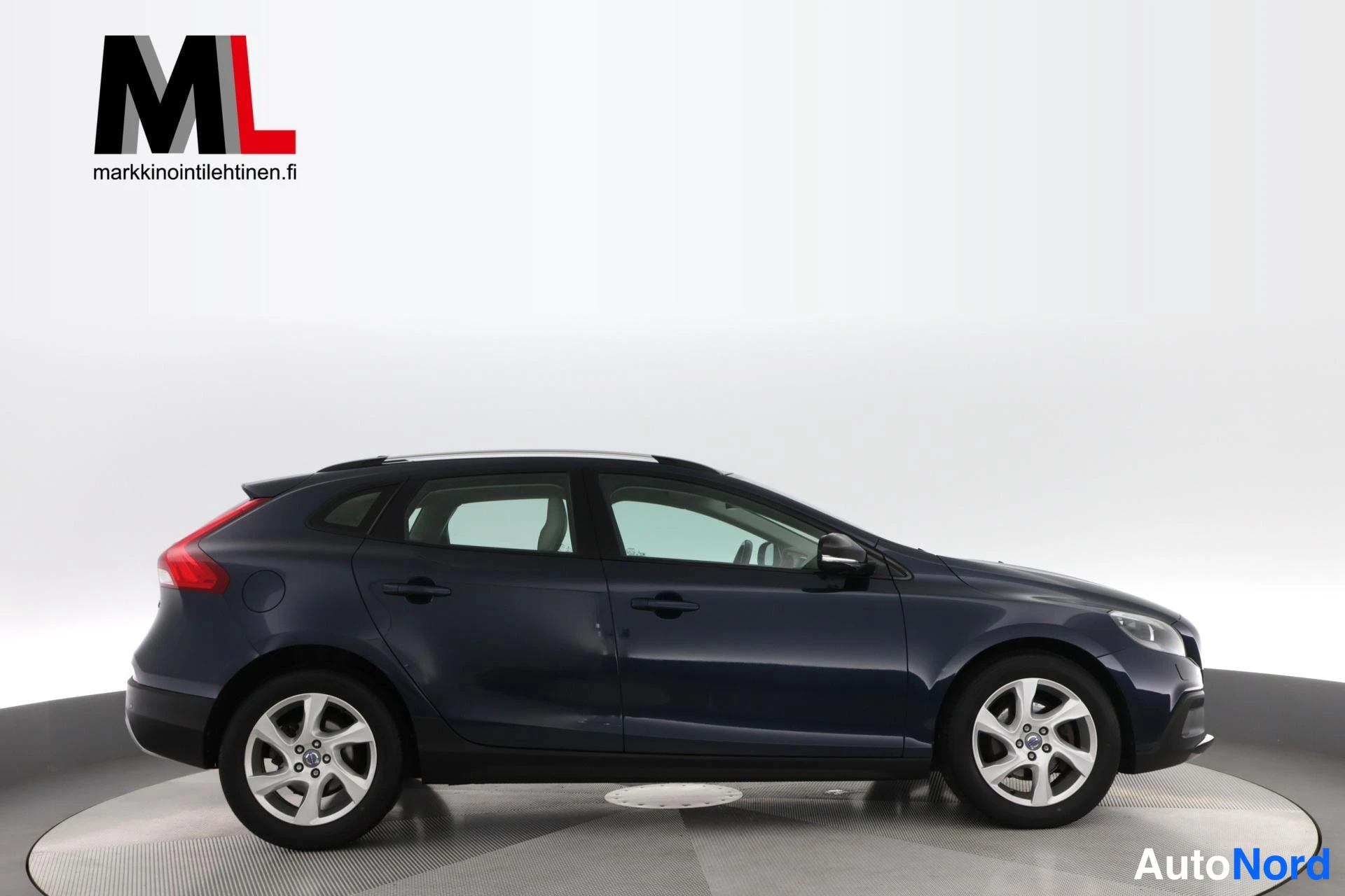 Sininen Volvo V40 Cross Country 2014, etuviisto, keula oikealle, kuva 3