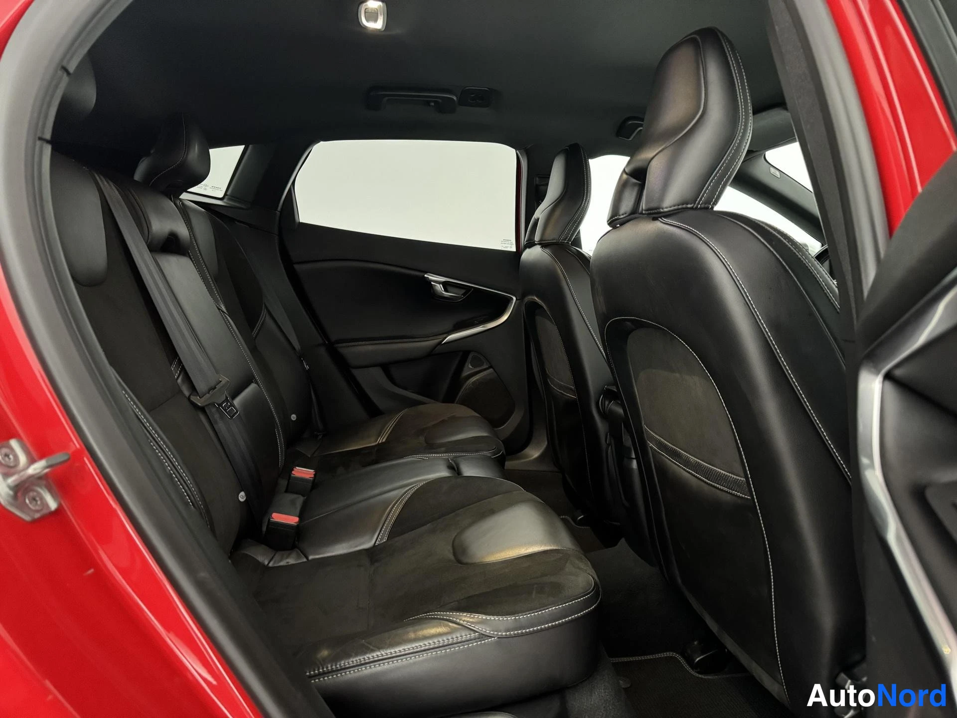 Punainen Volvo V40 2014, takaistuimet, kuva 17