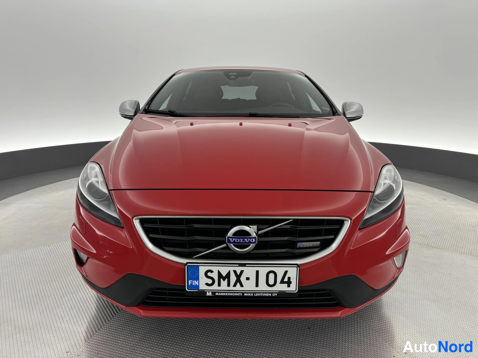 Punainen Volvo V40 2014, edestä, kuva 3