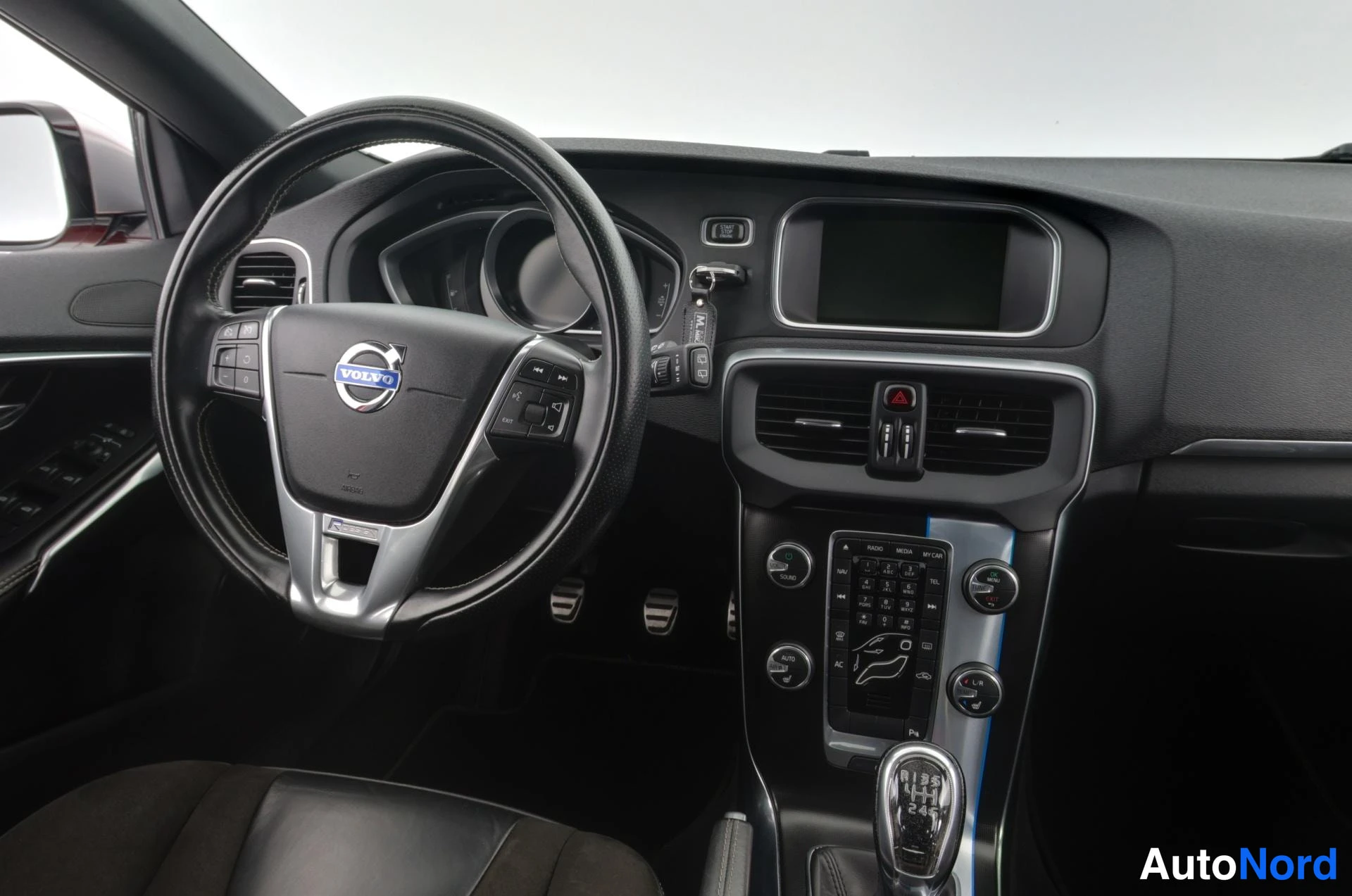 Punainen Volvo V40 2014, ohjaamo, kuva 13