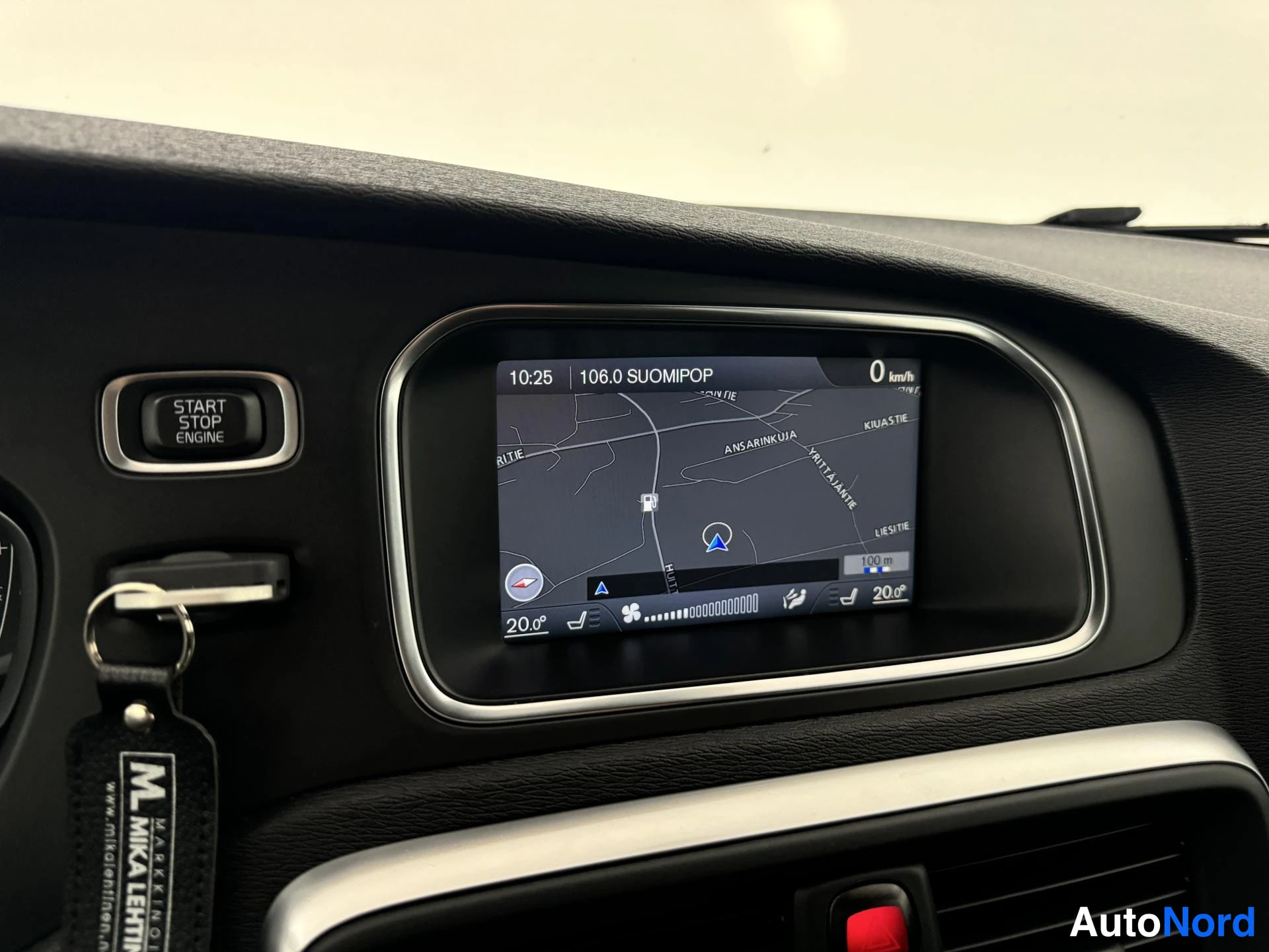 Punainen Volvo V40 2014, yksityiskohta, kuva 24