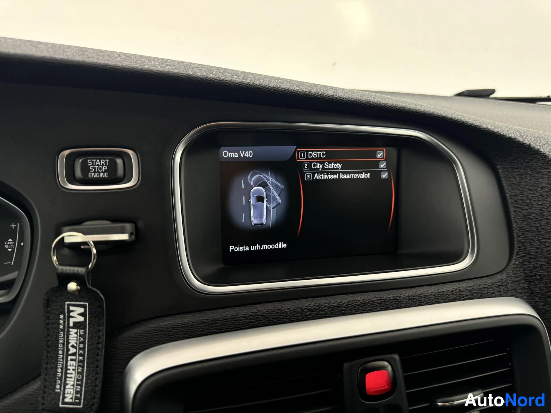Punainen Volvo V40 2014, yksityiskohta, kuva 26