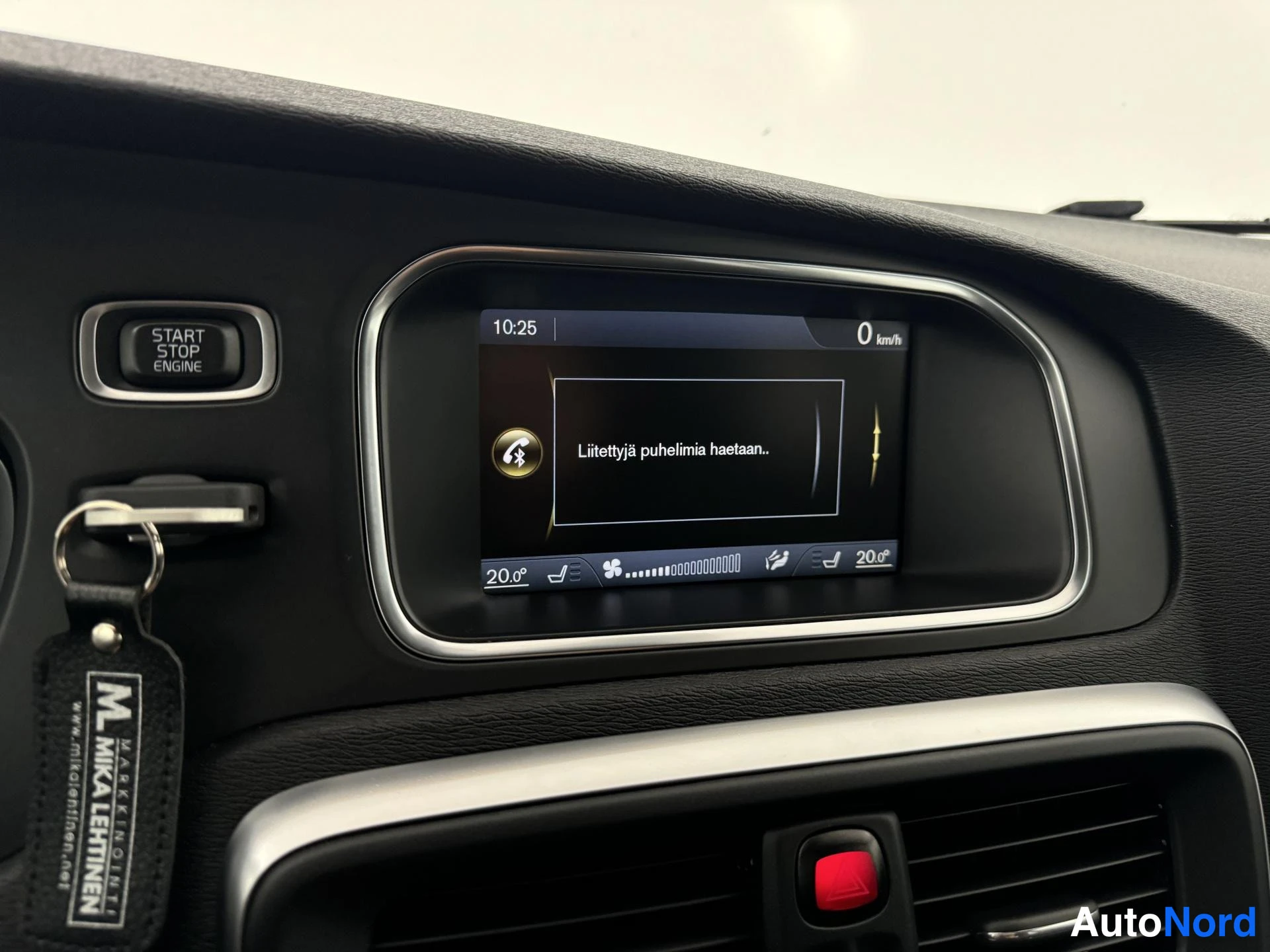 Punainen Volvo V40 2014, yksityiskohta, kuva 21