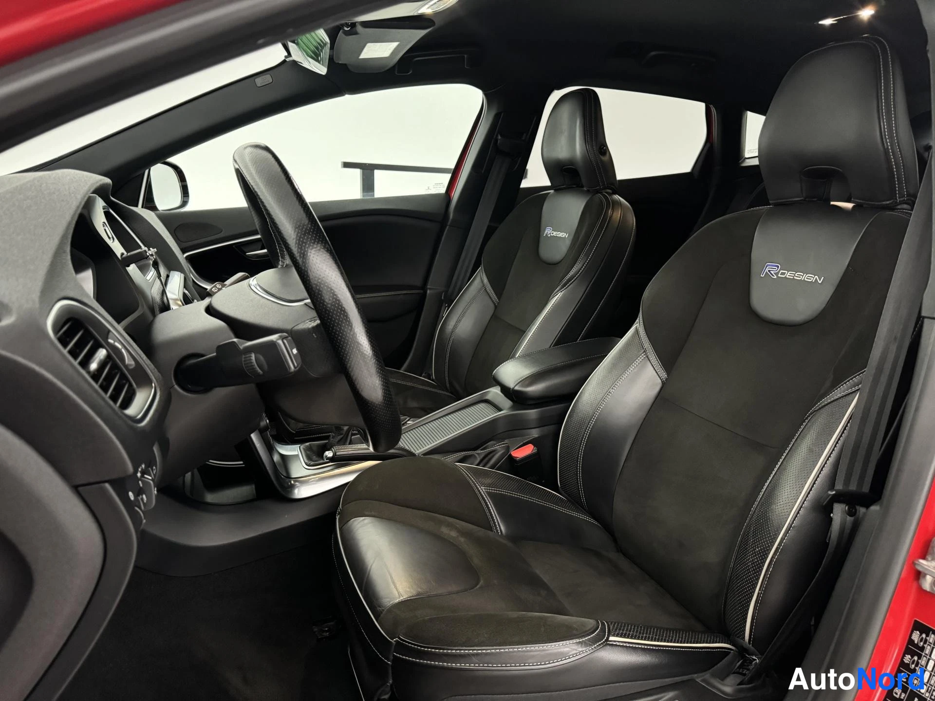 Punainen Volvo V40 2014, etuistuimet, kuva 14