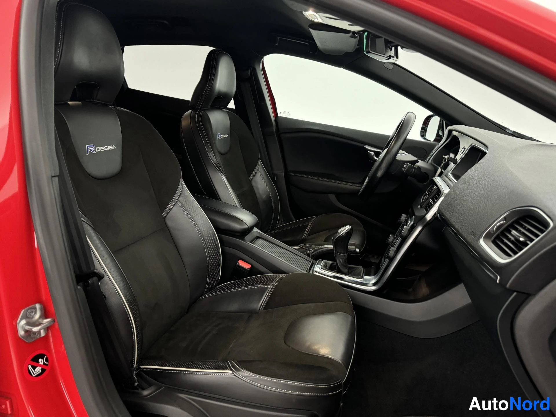 Punainen Volvo V40 2014, etuistuimet, kuva 15