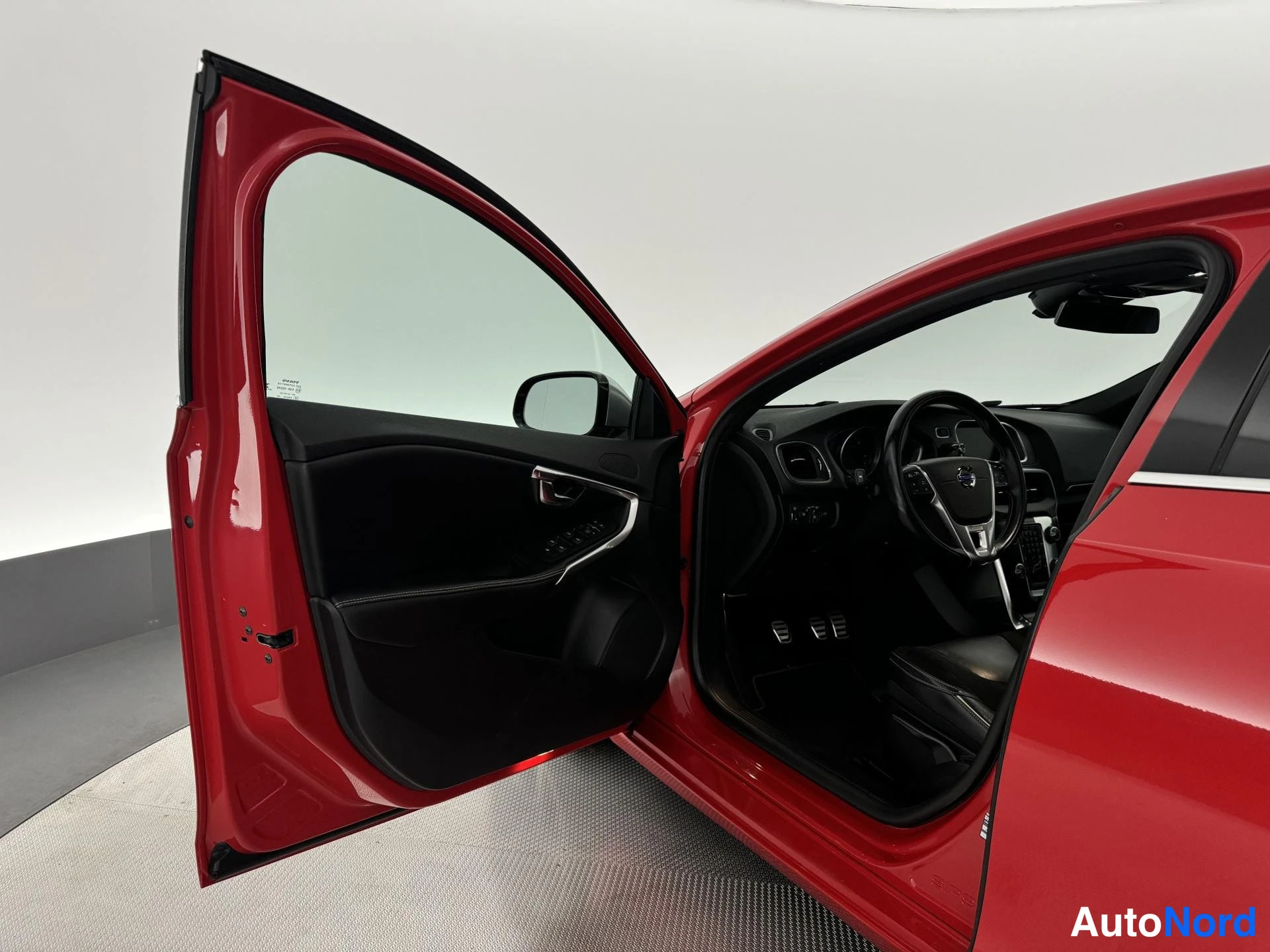 Punainen Volvo V40 2014, yksityiskohta, kuva 22