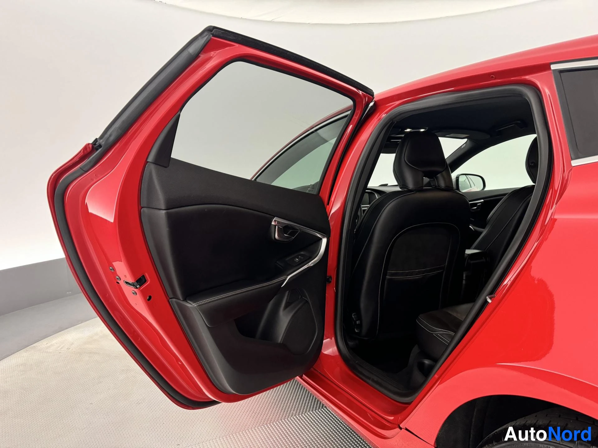 Punainen Volvo V40 2014, takaistuimet, kuva 18