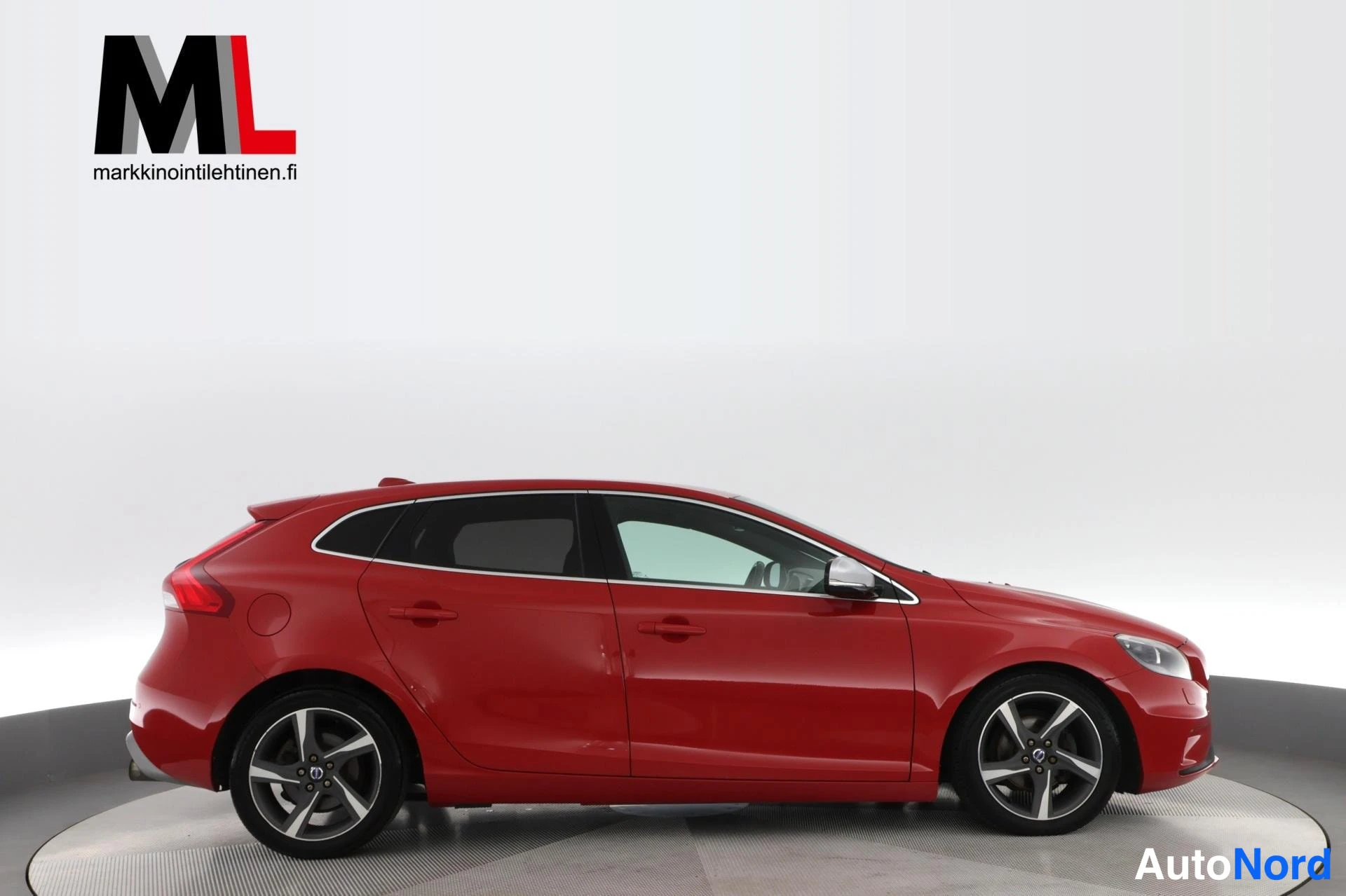 Punainen Volvo V40 2014, sivulta, kuva 5