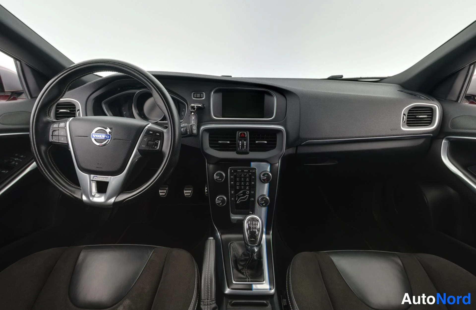 Punainen Volvo V40 2014, ohjaamo, kuva 10