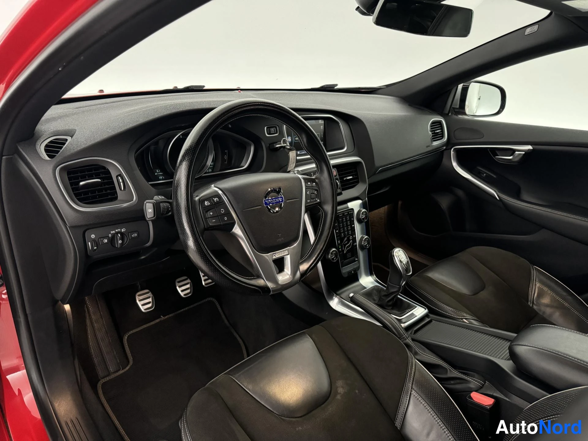 Punainen Volvo V40 2014, ohjaamo, kuva 11