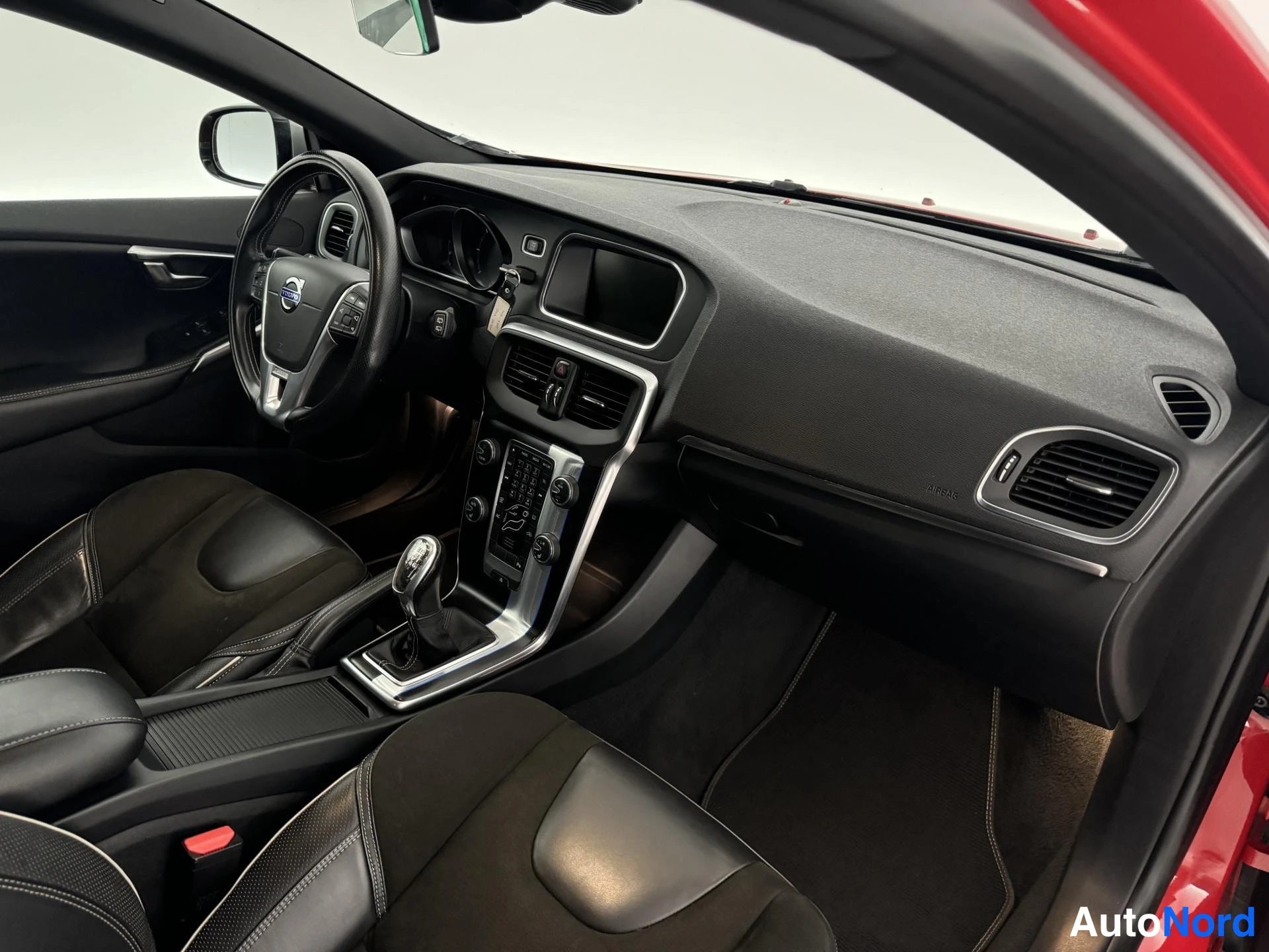 Punainen Volvo V40 2014, ohjaamo, kuva 12