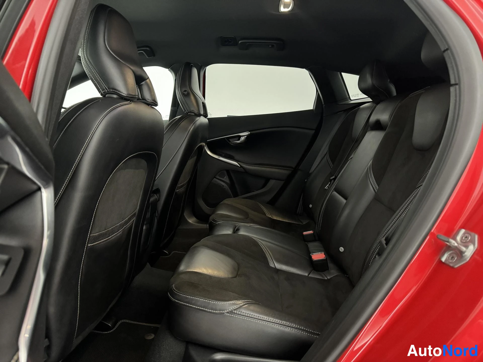 Punainen Volvo V40 2014, takaistuimet, kuva 16