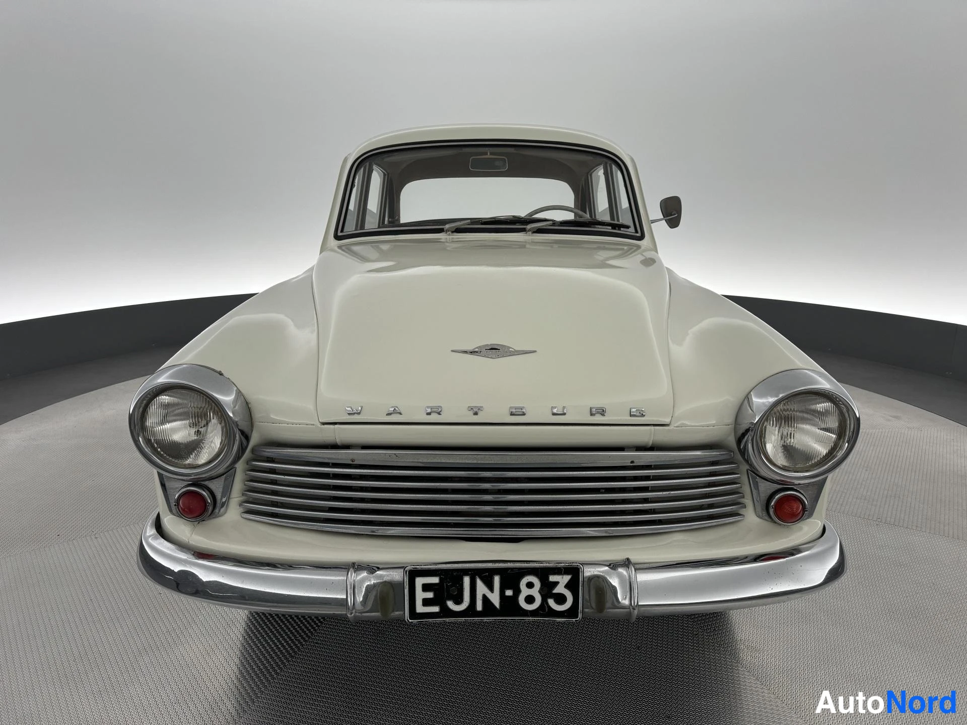 Valkoinen Wartburg 1000 1966, edestä, kuva 4