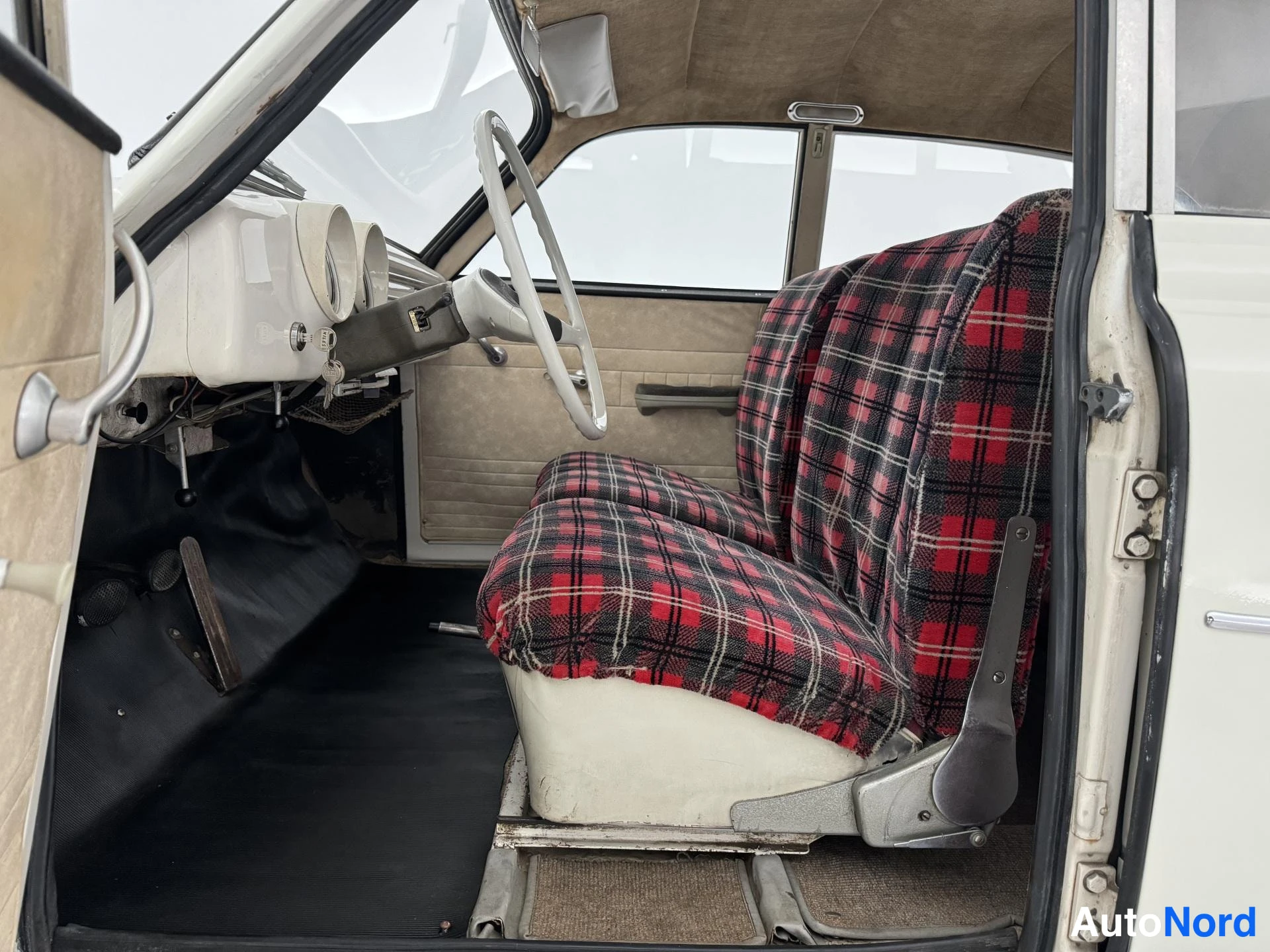 Valkoinen Wartburg 1000 1966, etuistuimet, kuva 18