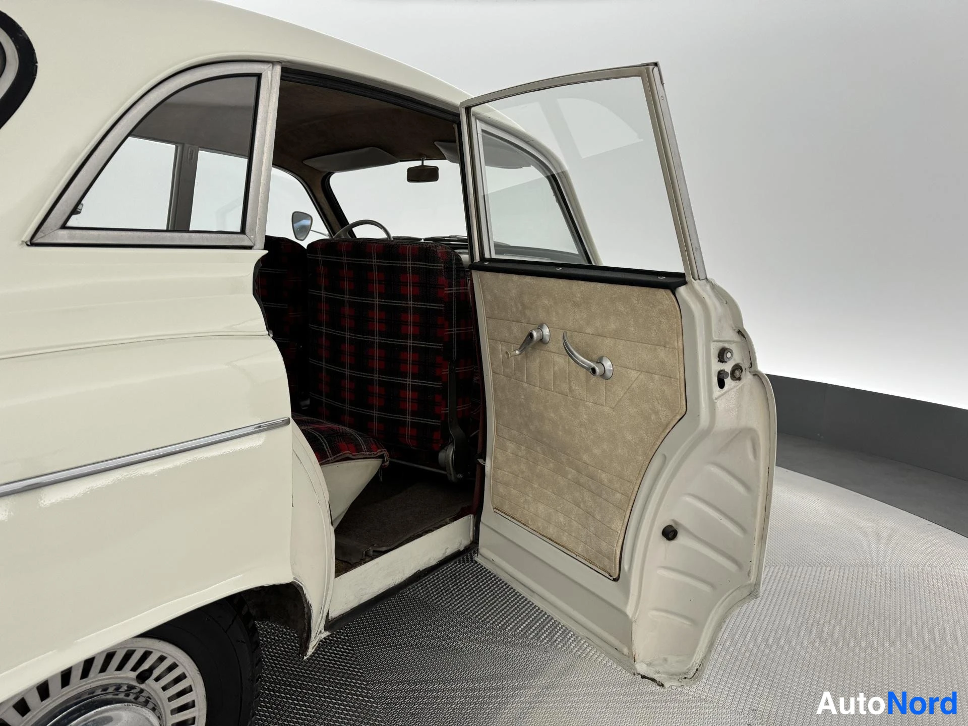 Valkoinen Wartburg 1000 1966, sivulta, kuva 5