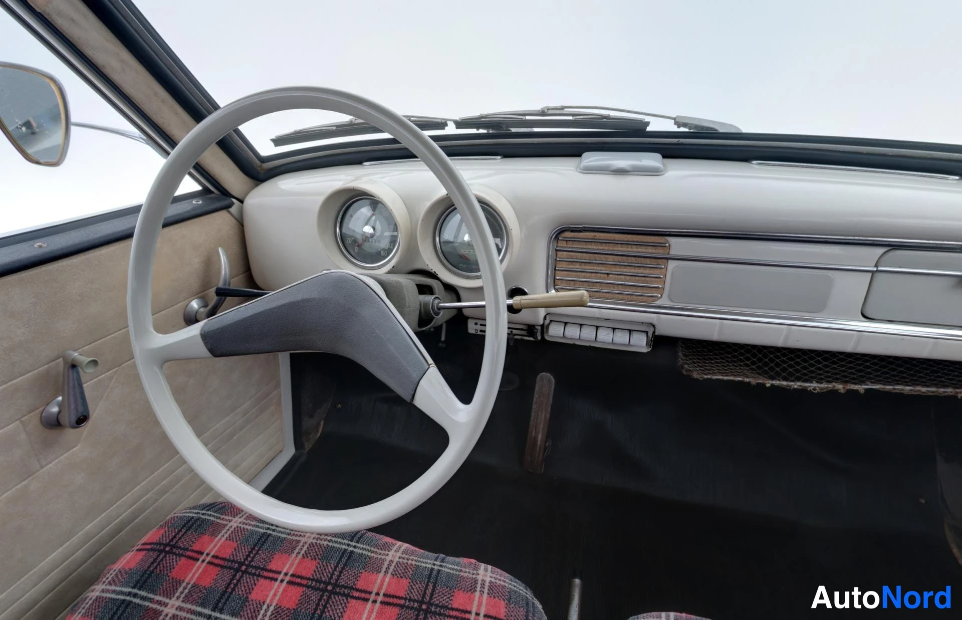 Valkoinen Wartburg 1000 1966, ohjaamo, kuva 11