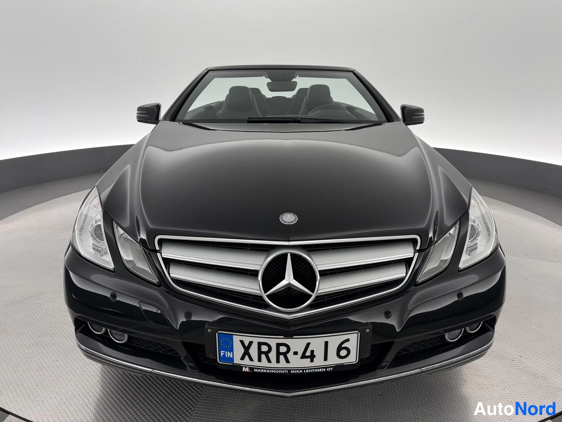 Musta Mercedes-Benz E 200 2010, edestä, kuva 5