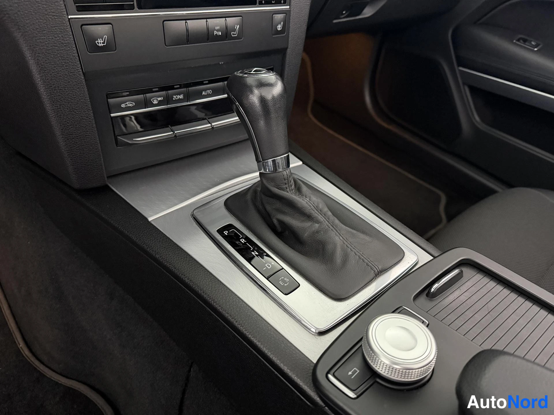 Musta Mercedes-Benz E 200 2010, yksityiskohta, kuva 37