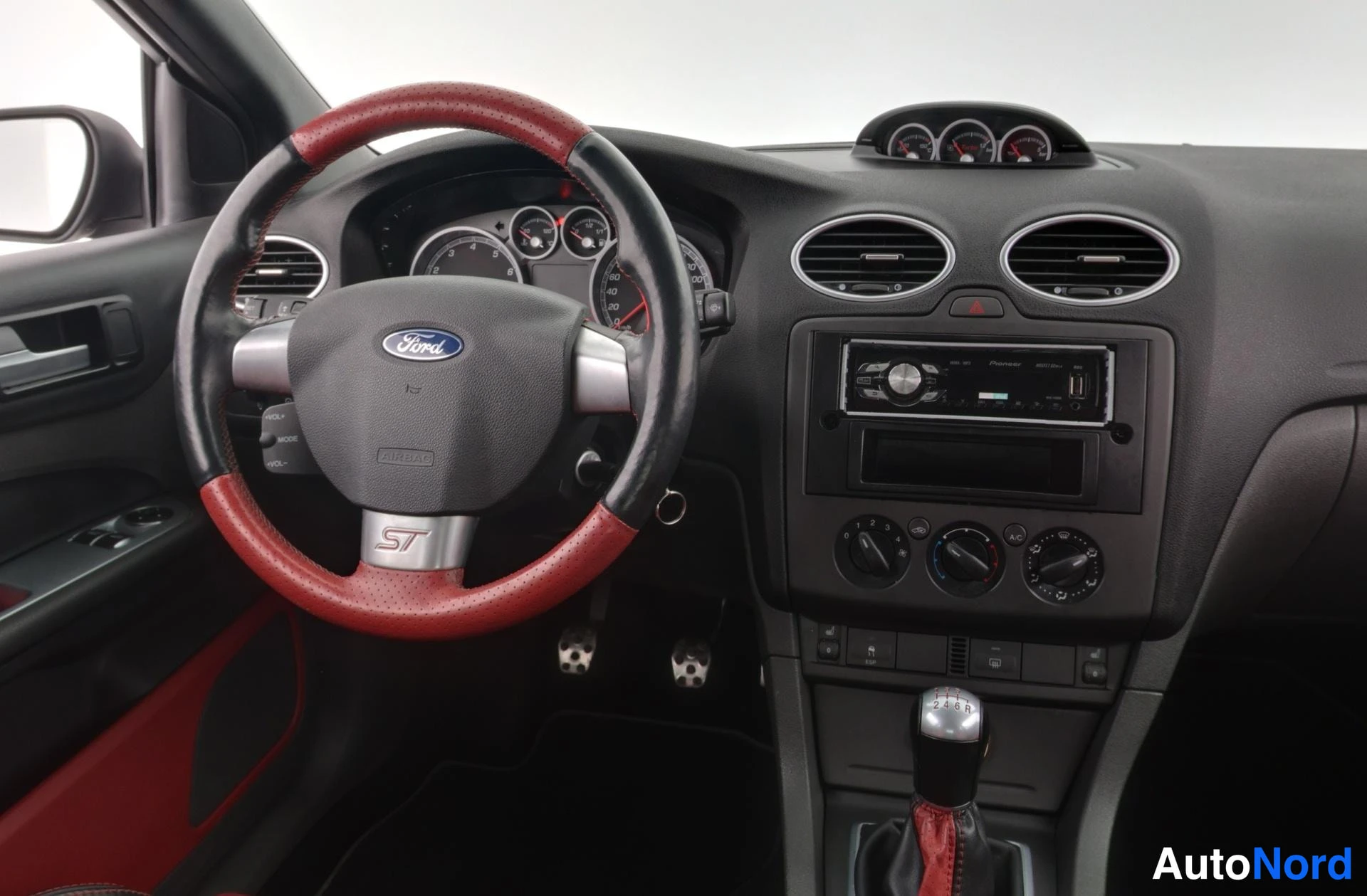 Musta Ford Focus 2007, ohjaamo, kuva 12