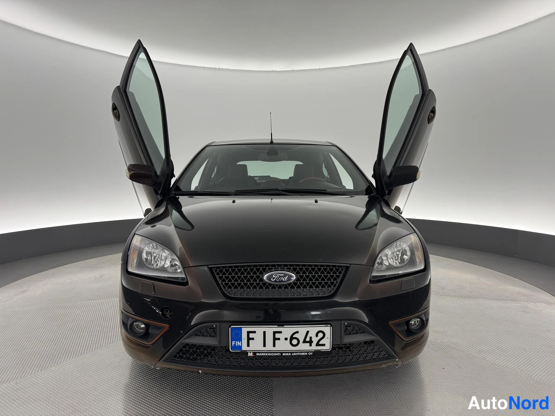 Musta Ford Focus 2007, edestä, kuva 4