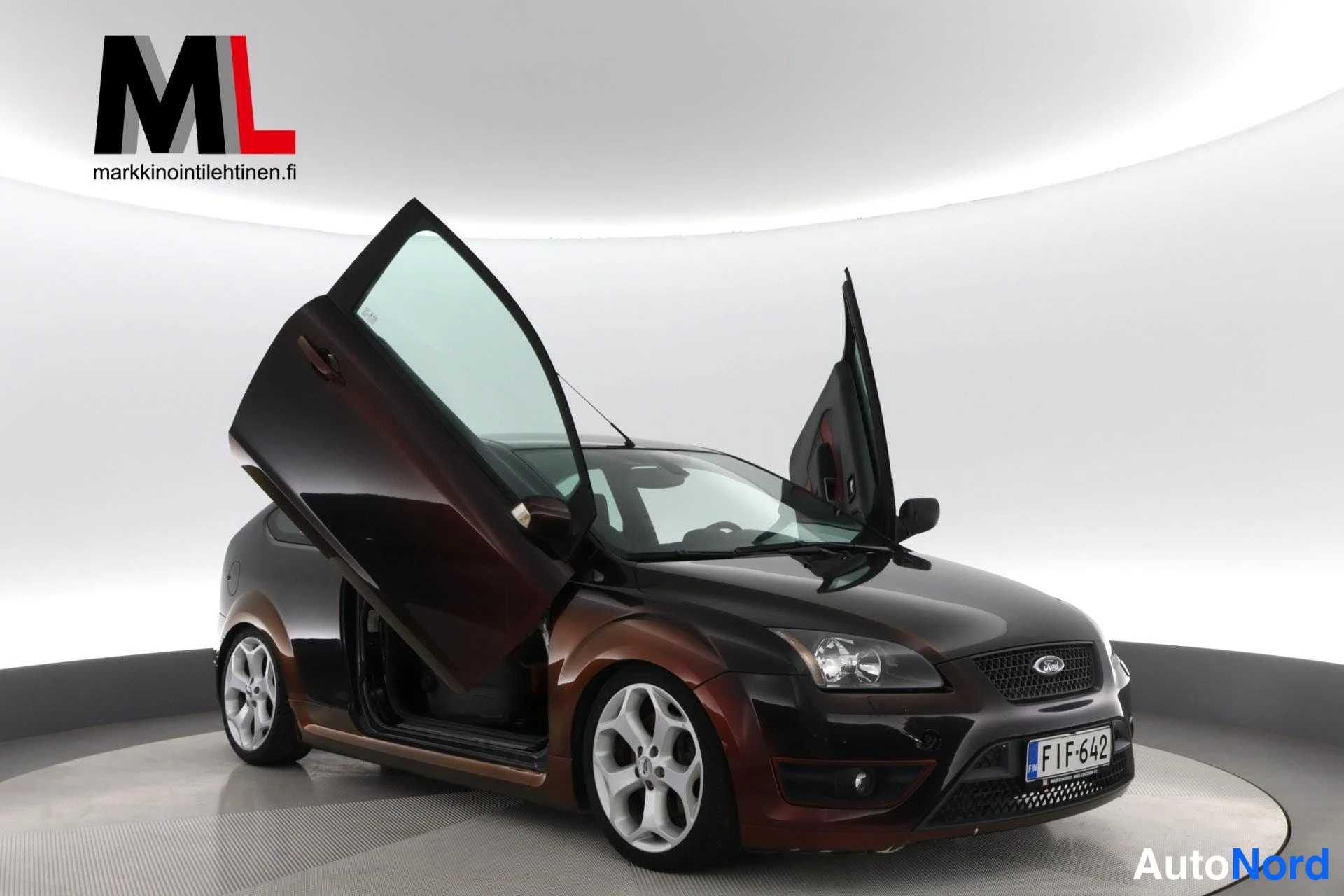 Musta Ford Focus 2007, etuviisto, keula oikealle, kuva 2