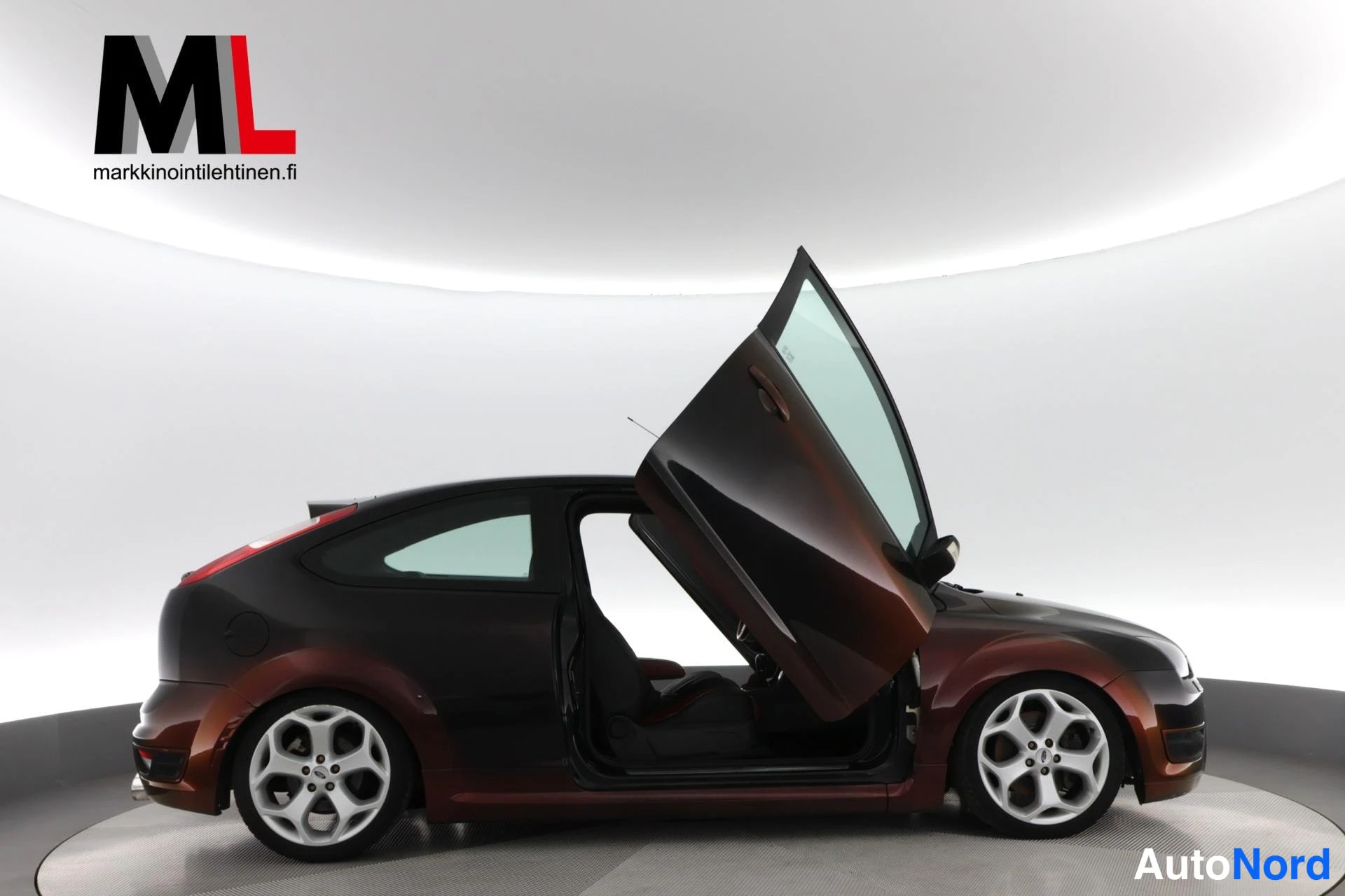 Musta Ford Focus 2007, etuviisto, keula oikealle, kuva 3