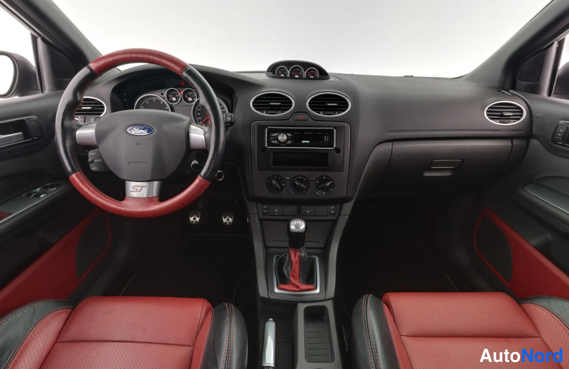 Musta Ford Focus 2007, ohjaamo, kuva 9