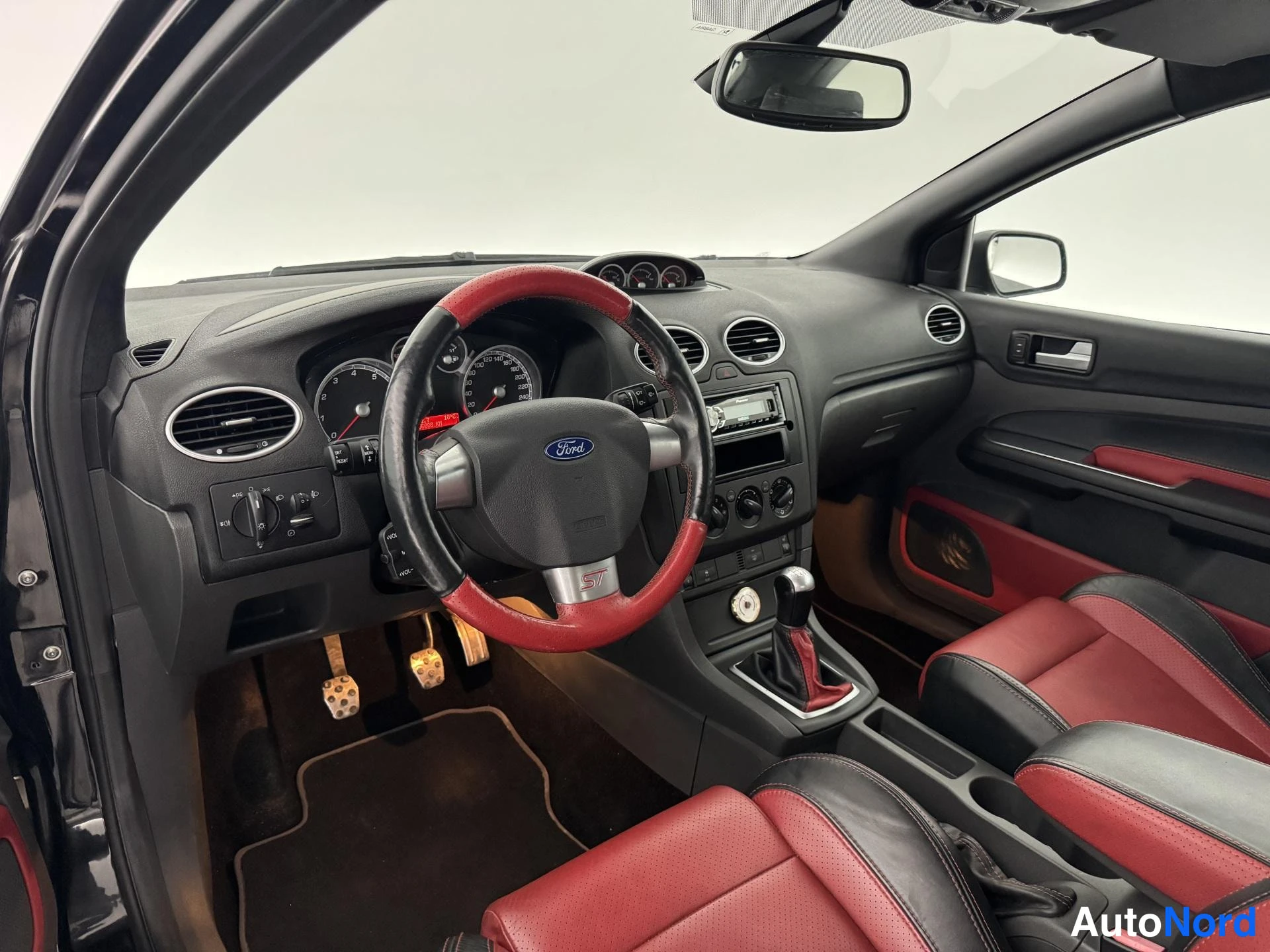 Musta Ford Focus 2007, ohjaamo, kuva 10