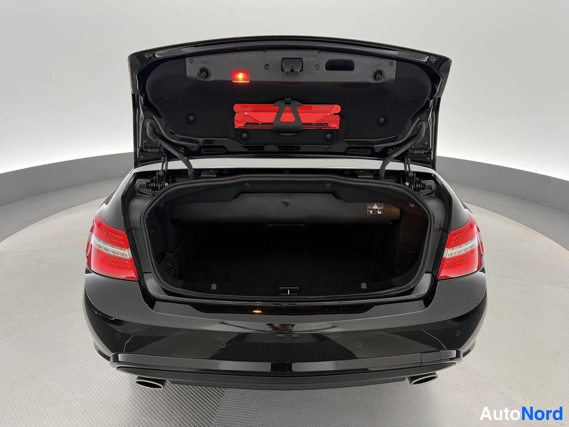 Musta Mercedes-Benz E 350 CDI 2010, tavaratila, kuva 27