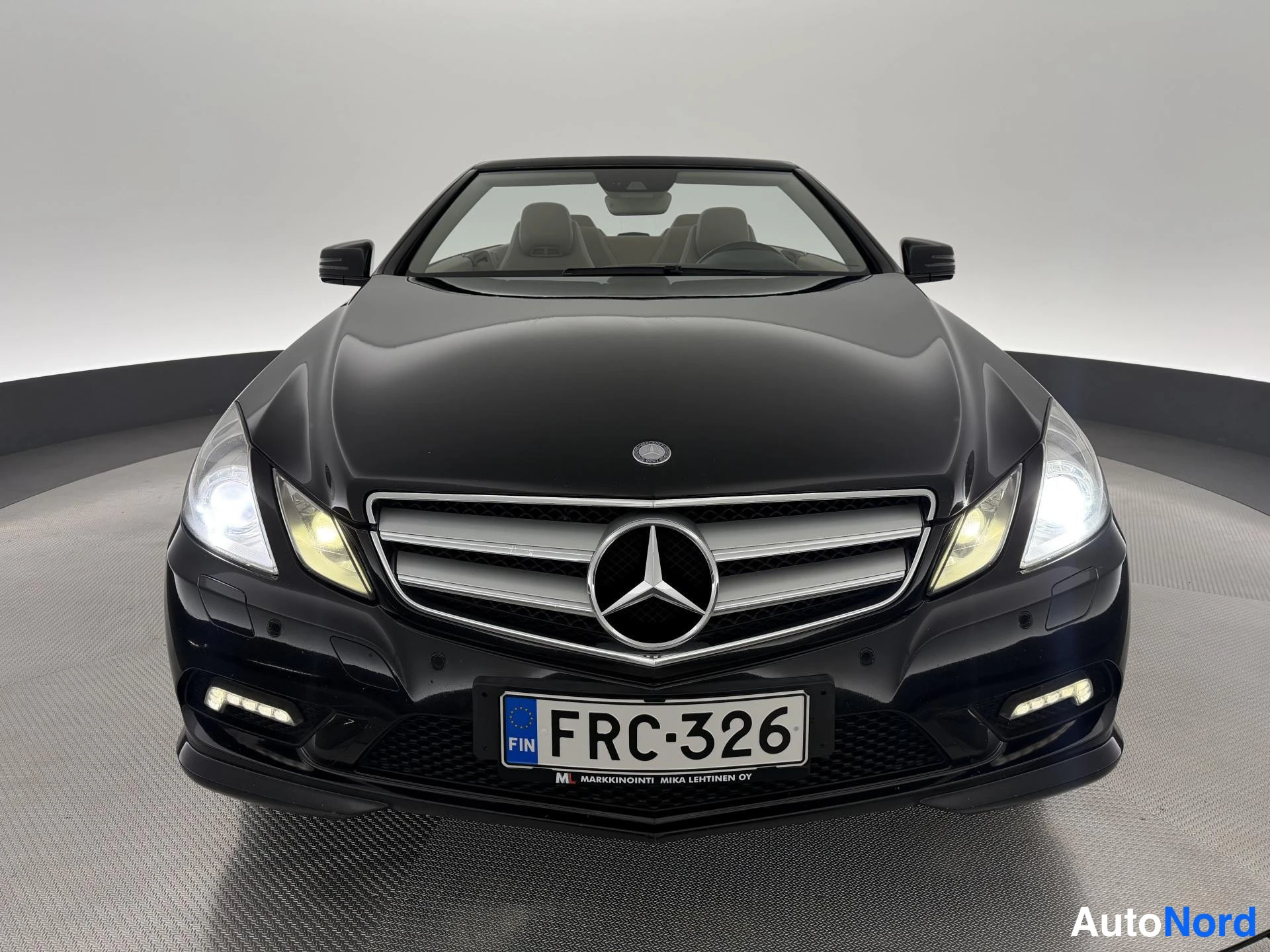 Musta Mercedes-Benz E 350 CDI 2010, edestä, kuva 6
