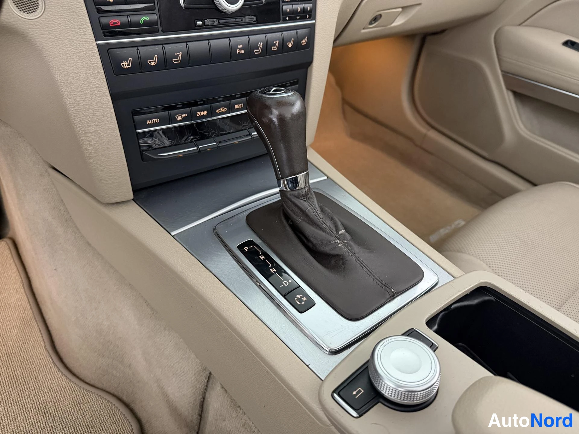 Musta Mercedes-Benz E 350 CDI 2010, yksityiskohta, kuva 32
