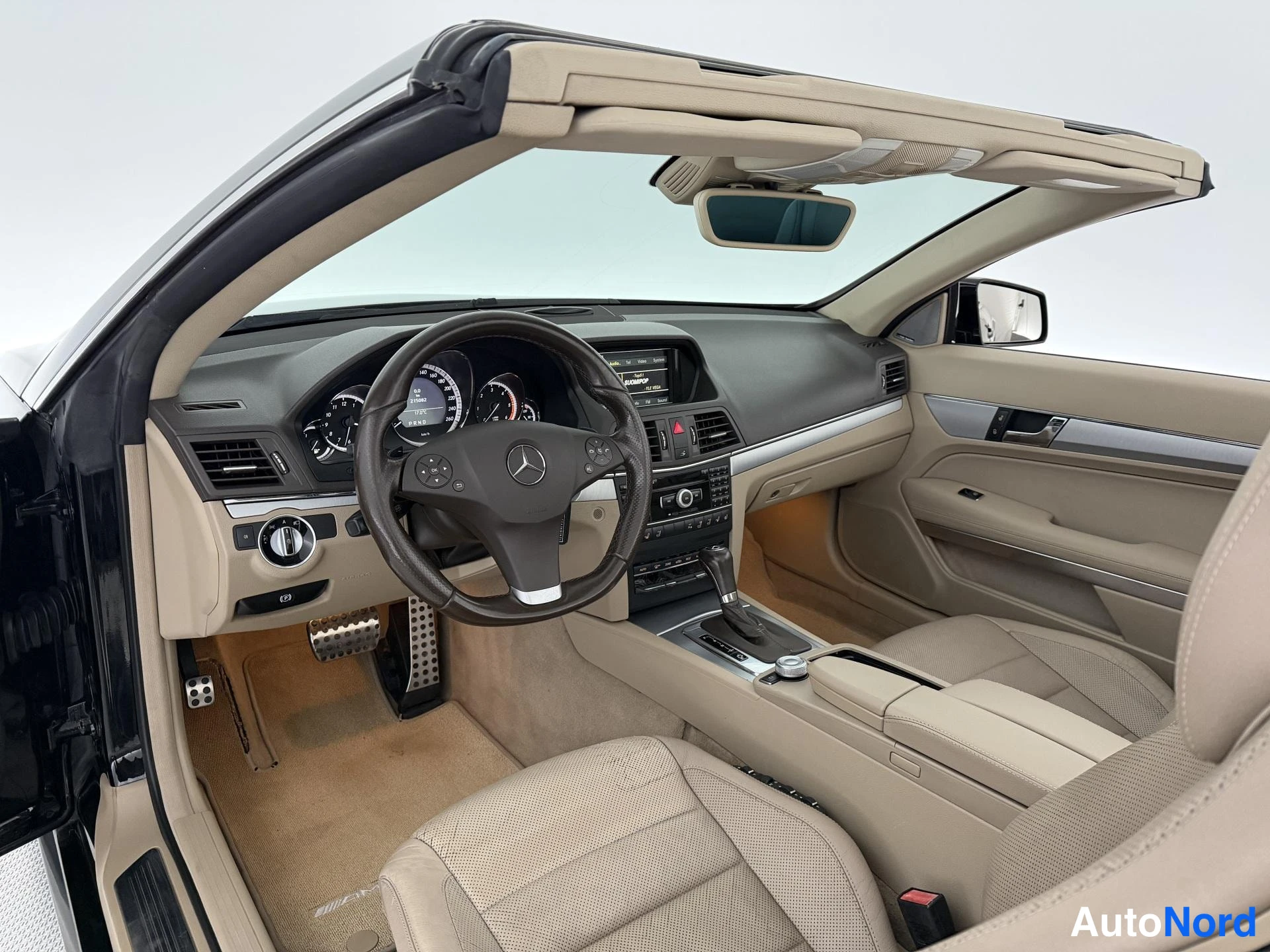 Musta Mercedes-Benz E 350 CDI 2010, ohjaamo, kuva 17