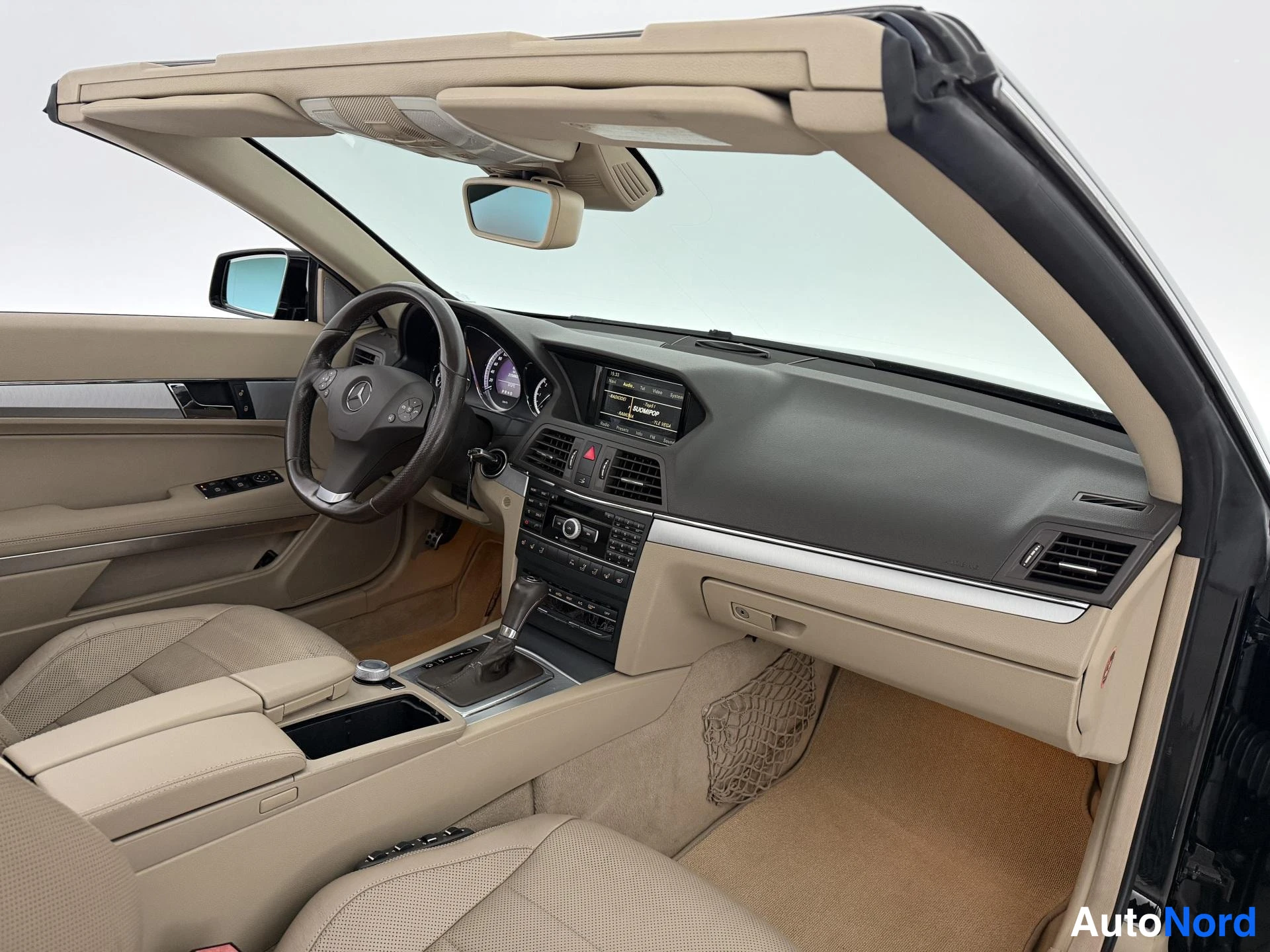 Musta Mercedes-Benz E 350 CDI 2010, ohjaamo, kuva 18