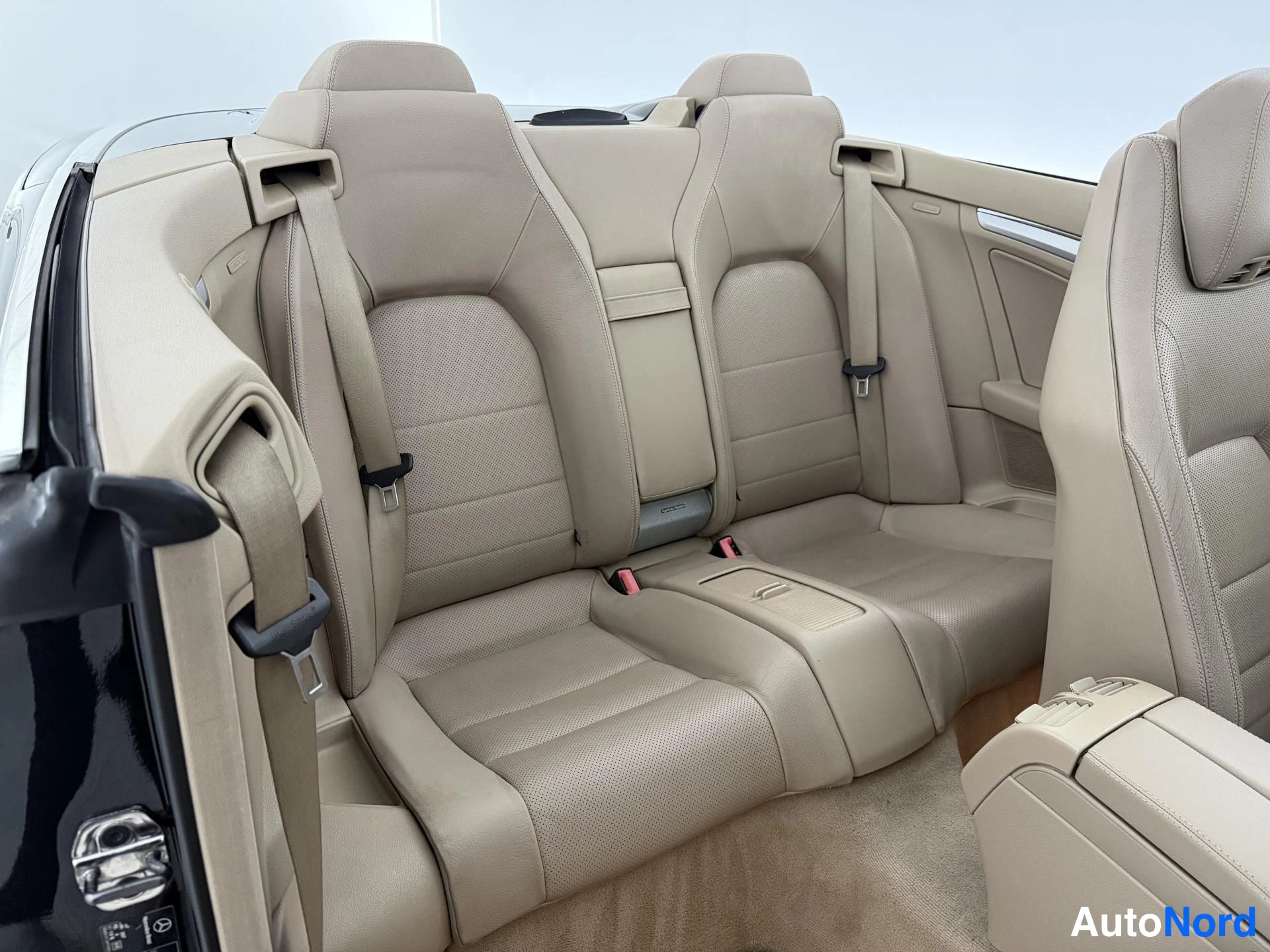 Musta Mercedes-Benz E 350 CDI 2010, takaistuimet, kuva 26
