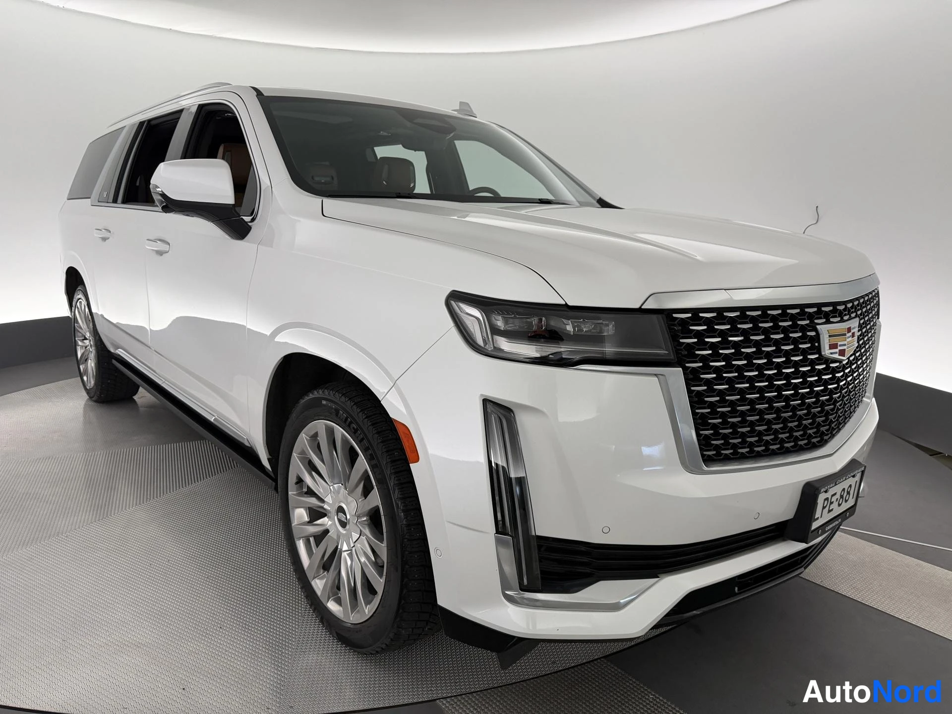Valkoinen Cadillac Escalade ESV 2022, etuviisto, keula oikealle, kuva 2