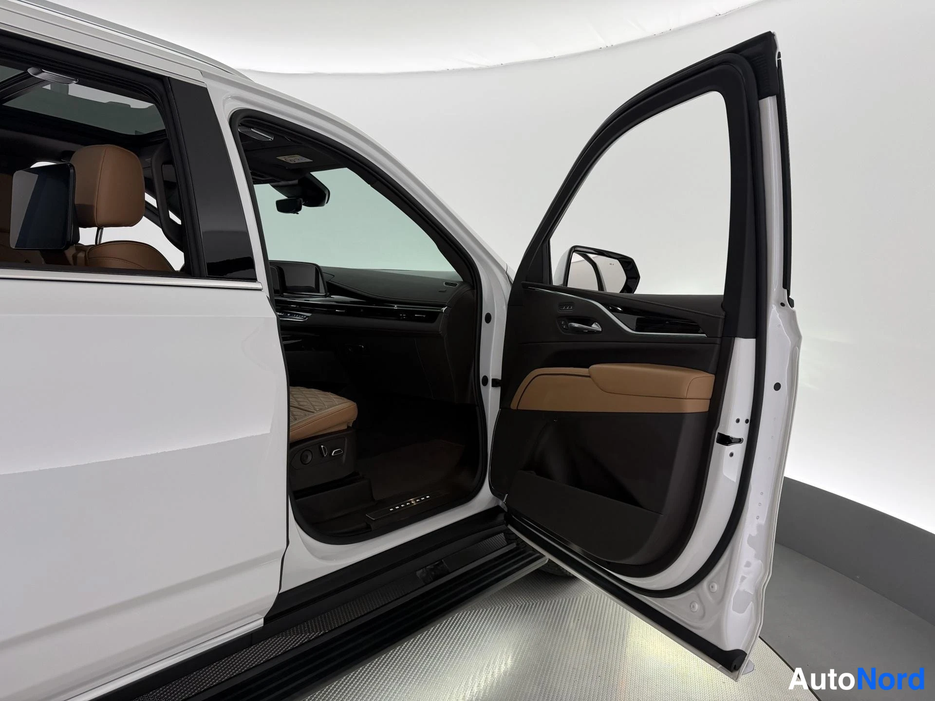 Valkoinen Cadillac Escalade ESV 2022, ohjaamo, kuva 13