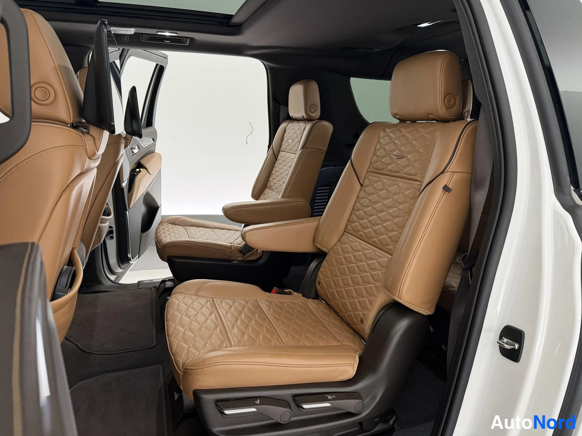 Valkoinen Cadillac Escalade ESV 2022, takaistuimet, kuva 15