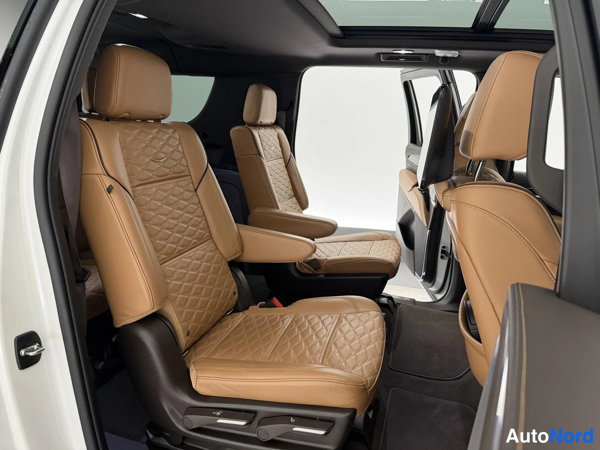Valkoinen Cadillac Escalade ESV 2022, takaistuimet, kuva 16