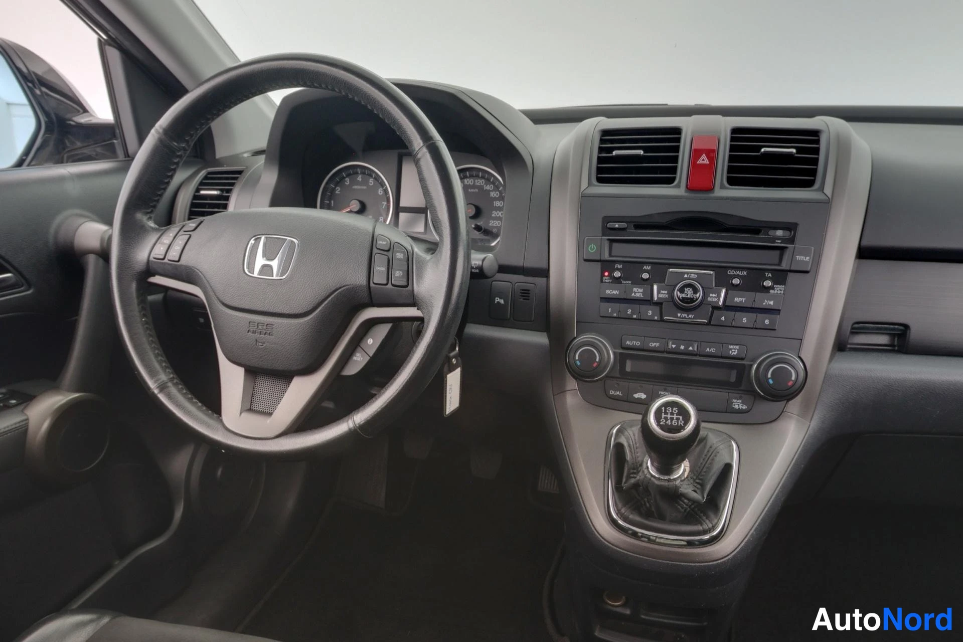 Musta Honda CR-V 2011, ohjaamo, kuva 11