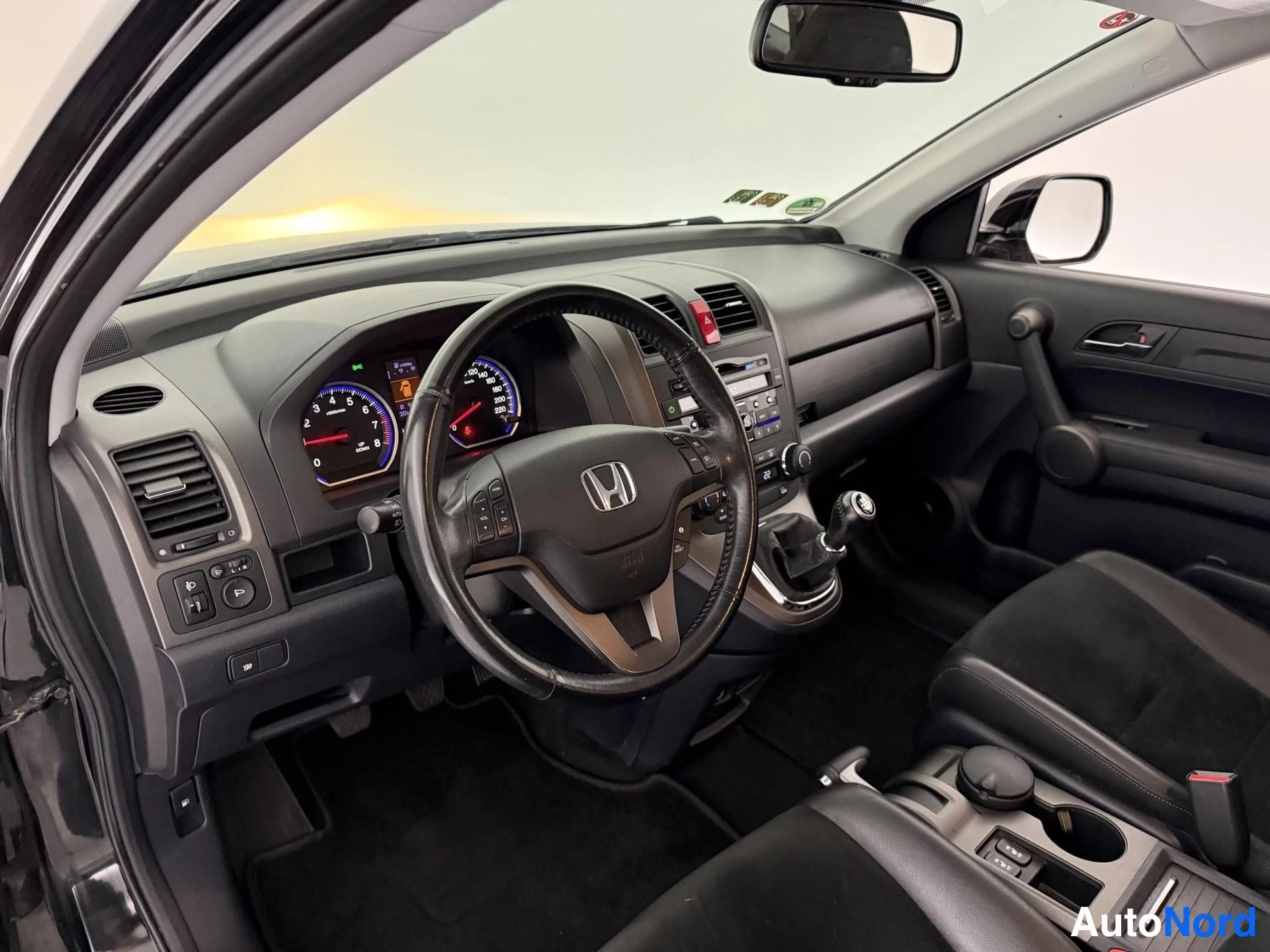 Musta Honda CR-V 2011, ohjaamo, kuva 9