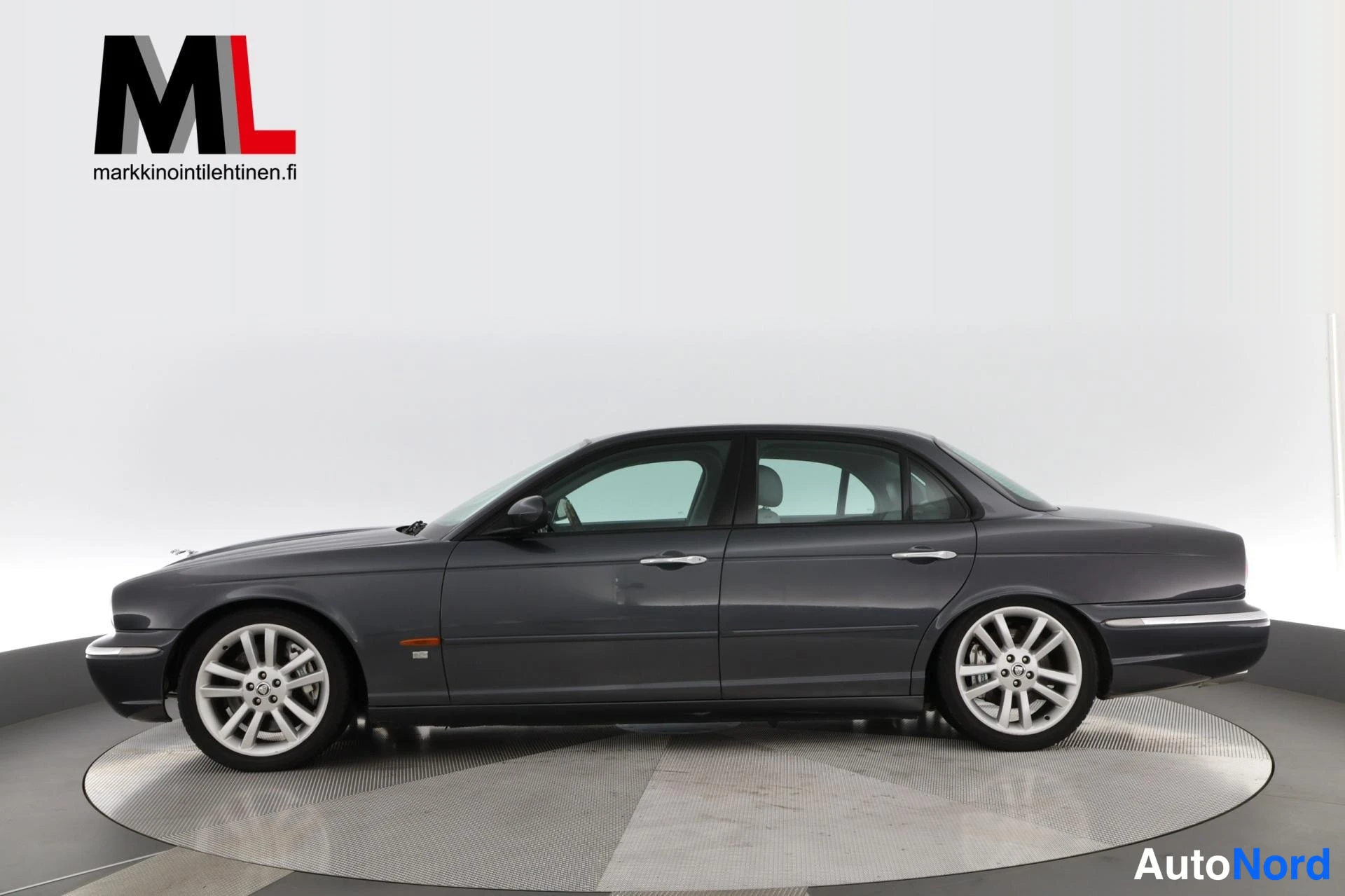 Harmaa Jaguar XJR 2004, sivulta, kuva 4