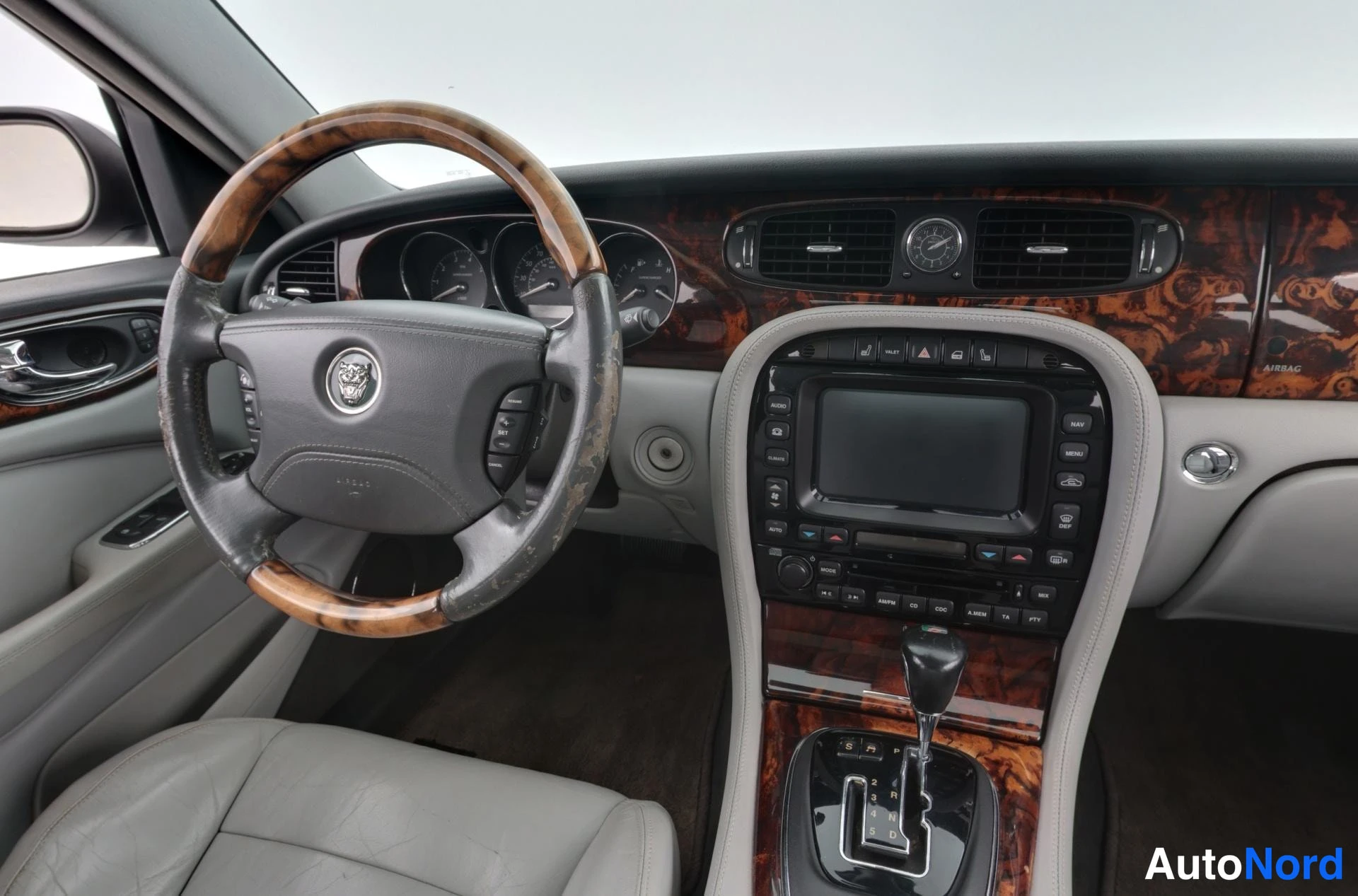 Harmaa Jaguar XJR 2004, ohjaamo, kuva 11
