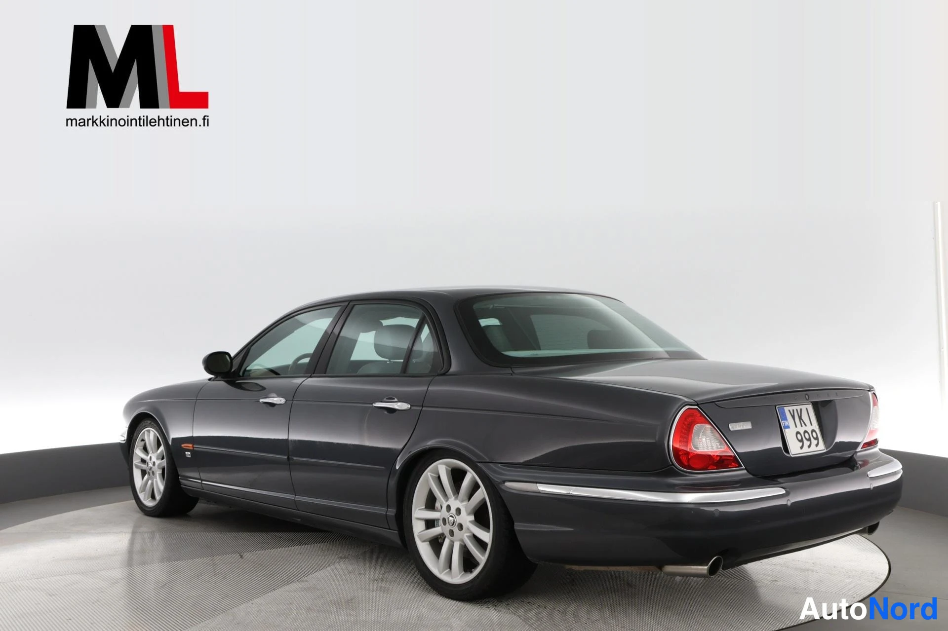 Harmaa Jaguar XJR 2004, takaviisto, kuva 6
