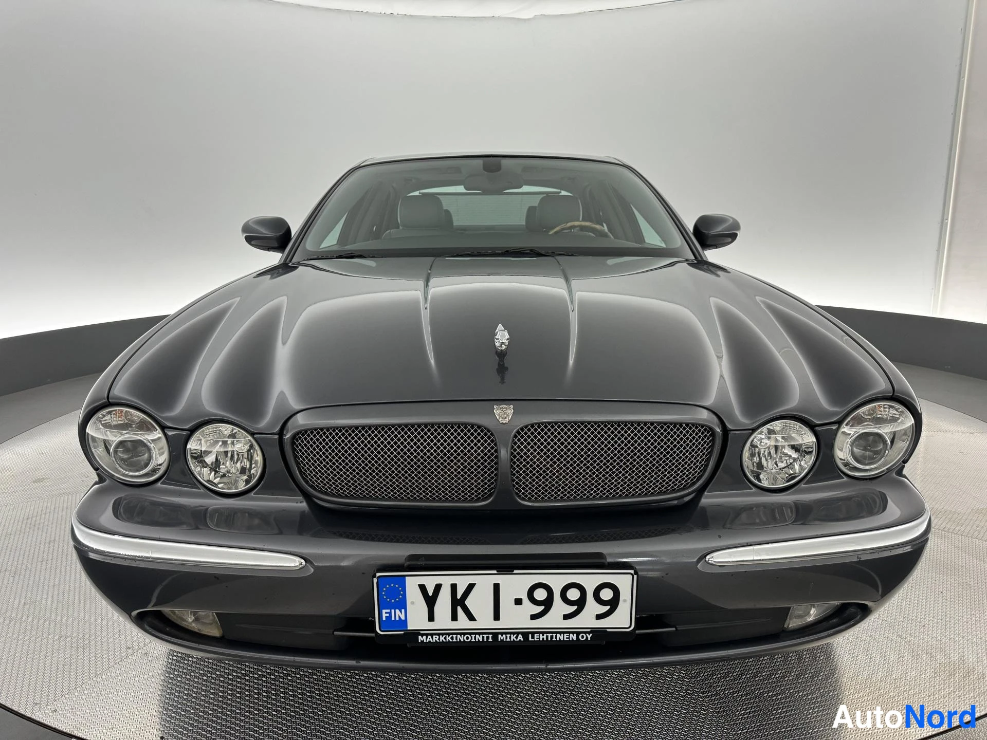 Harmaa Jaguar XJR 2004, edestä, kuva 3