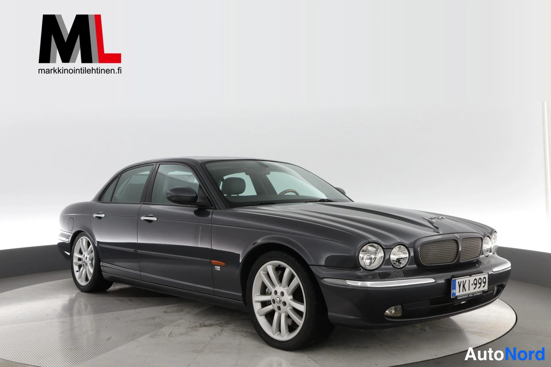 Harmaa Jaguar XJR 2004, etuviisto, keula oikealle, kuva 2