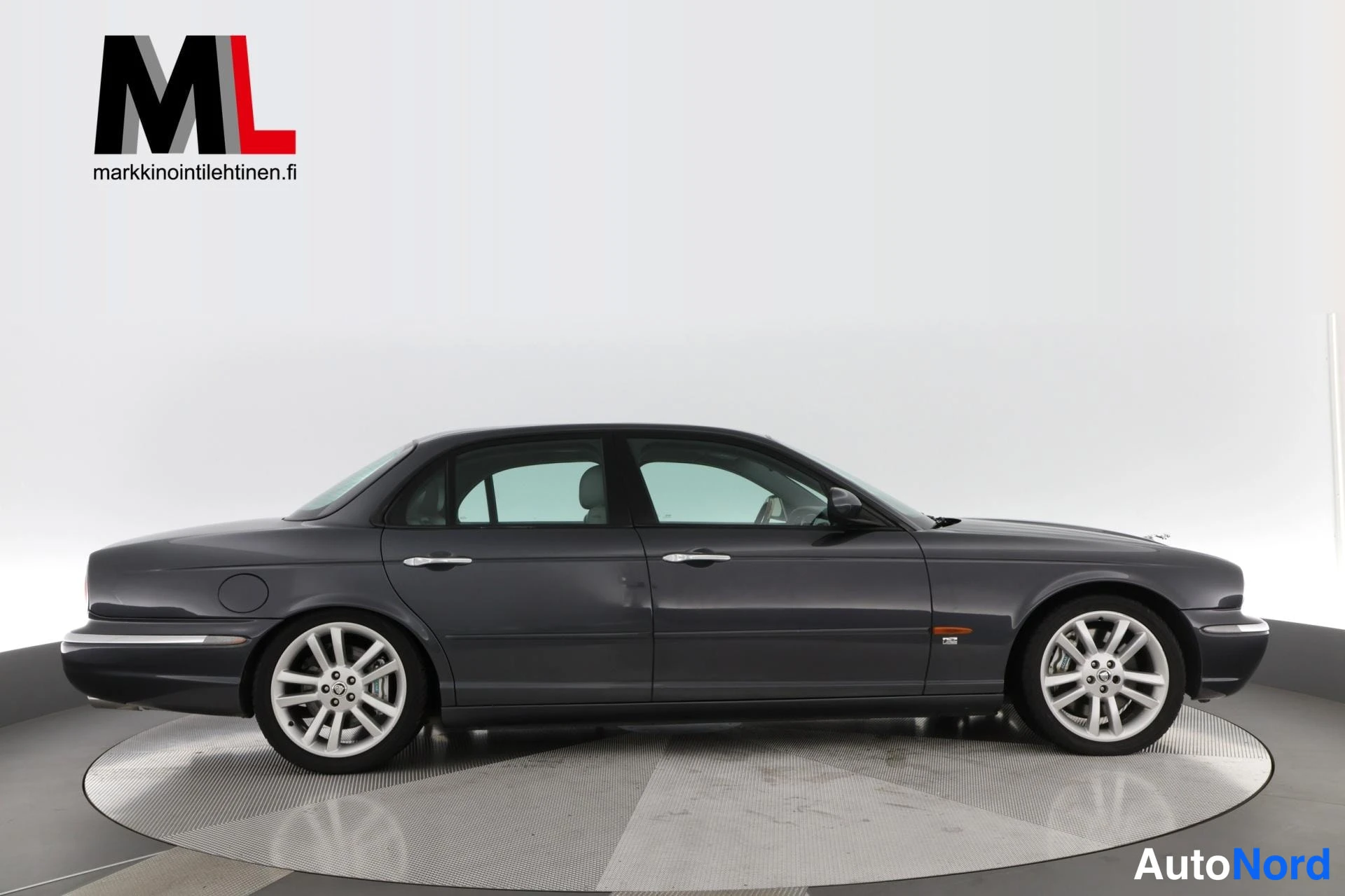 Harmaa Jaguar XJR 2004, sivulta, kuva 5