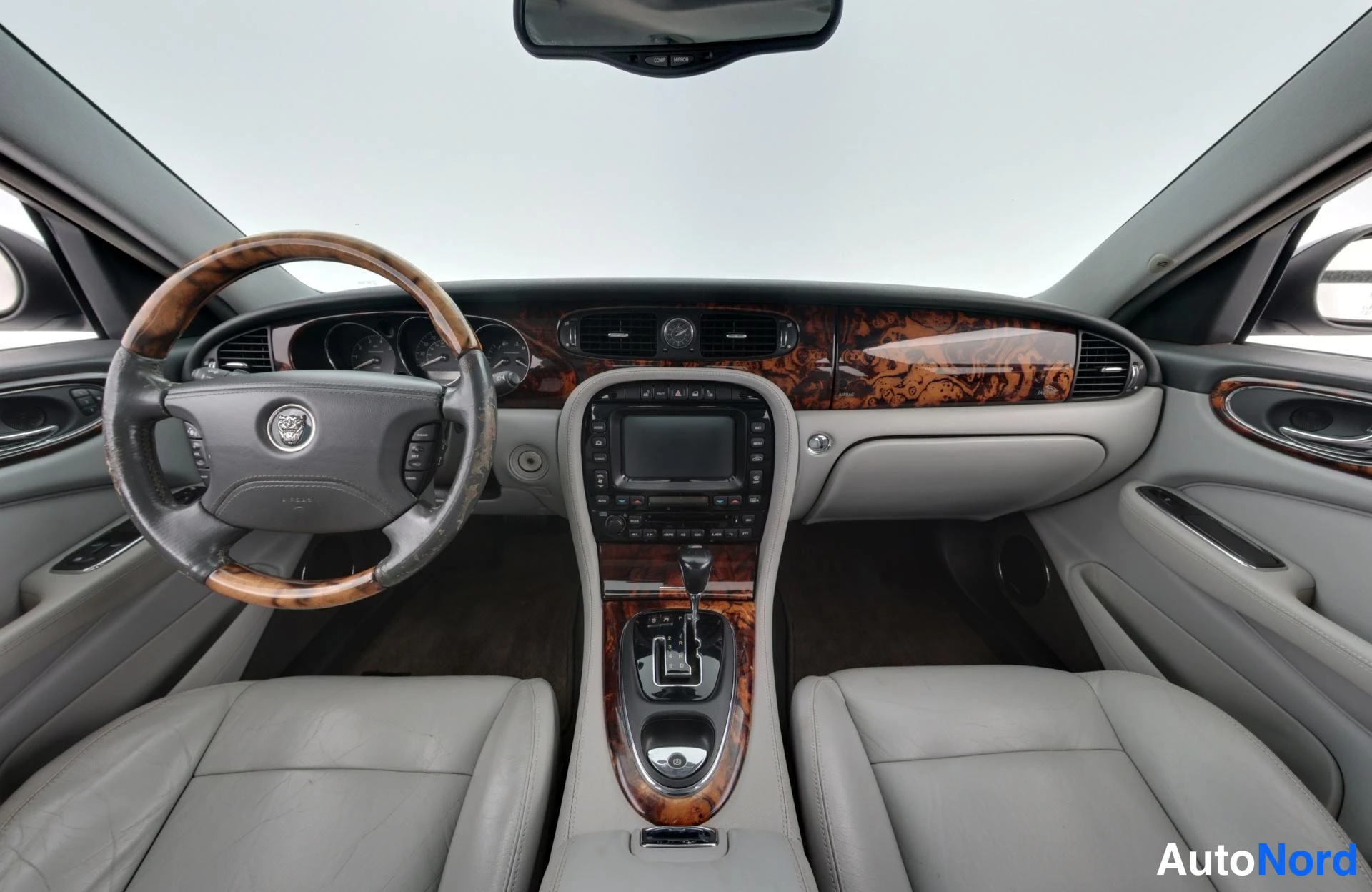 Harmaa Jaguar XJR 2004, ohjaamo, kuva 8